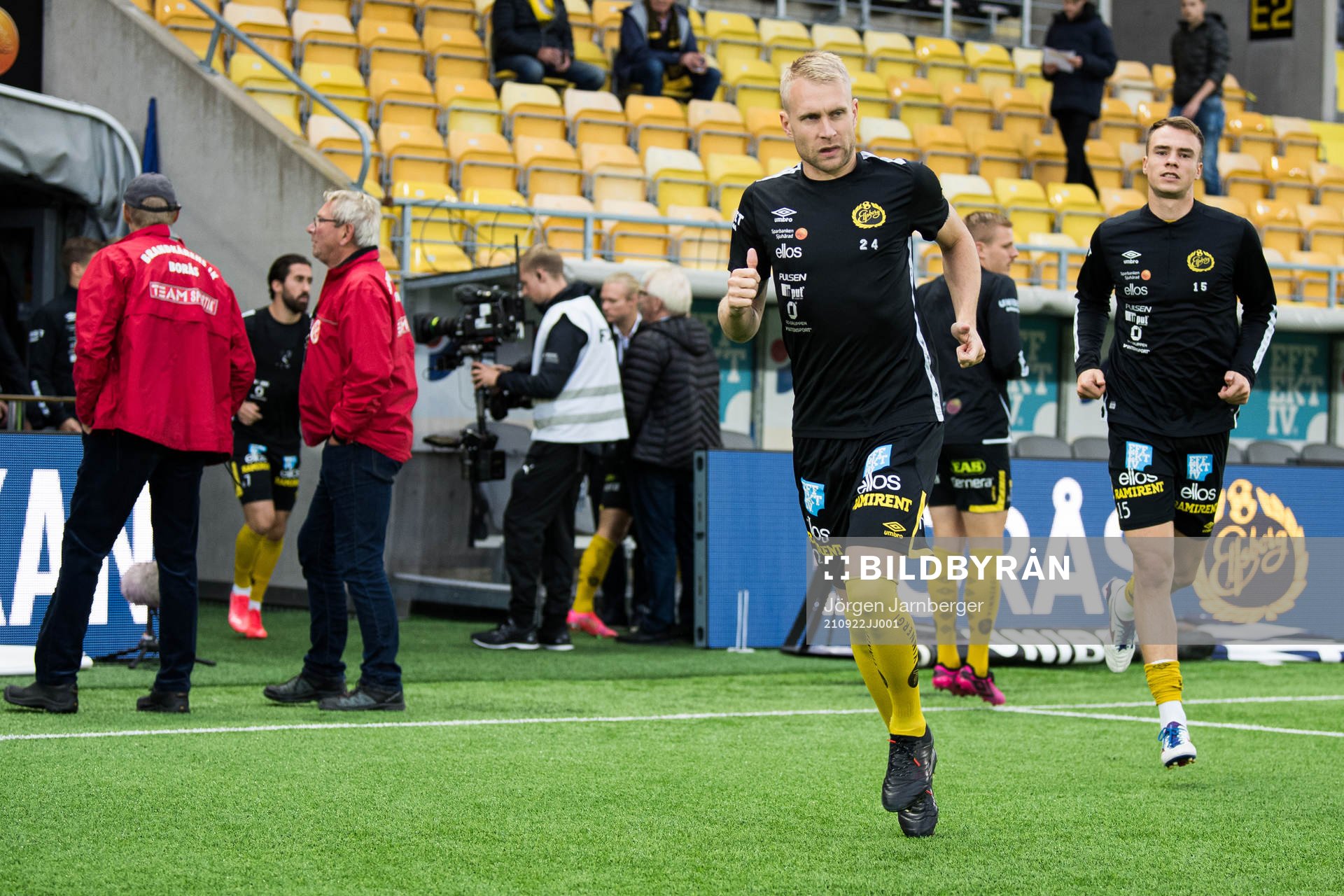 Elfsborgs Johan Larsson och Leo Väisänen kommer in till