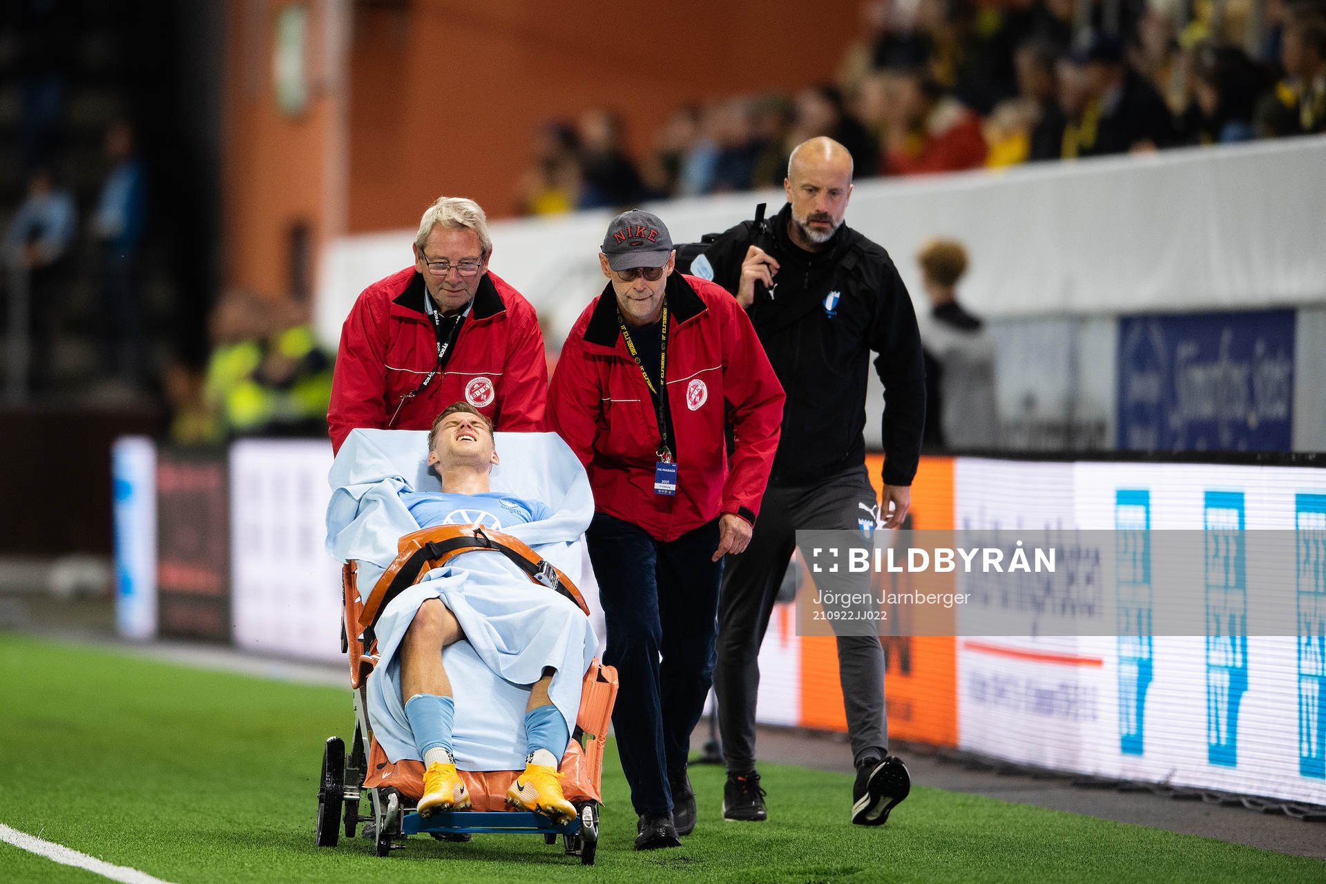 Malmö FFs Felix Beijmo lämnar planen på en bår