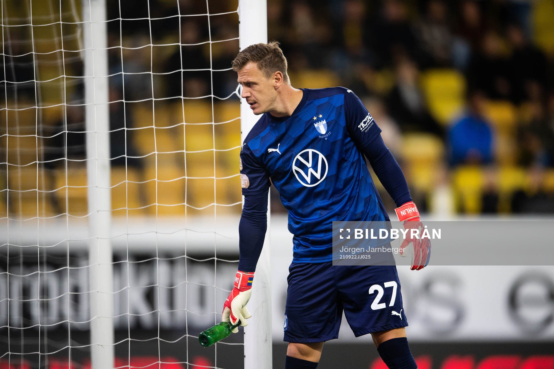Malmö FFs målvakt Johan Dahlin lägger undan en inslängd