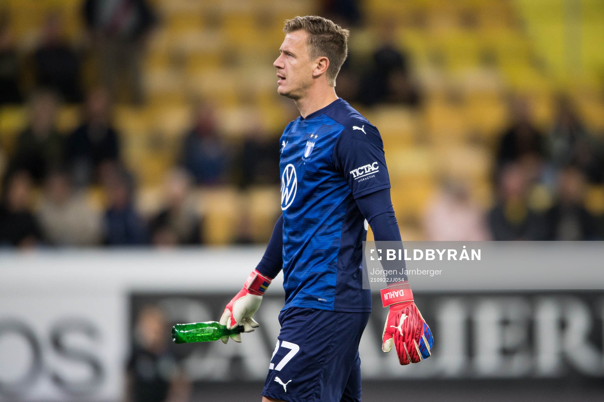 Malmö FFs målvakt Johan Dahlin plockar undan en inkastad