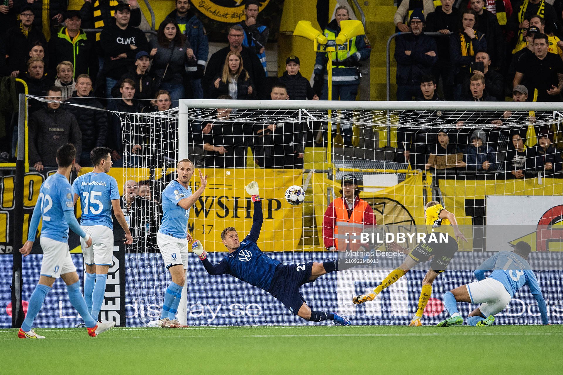 Malmö FFs målvakt Johan Dahlin med en räddning av skott