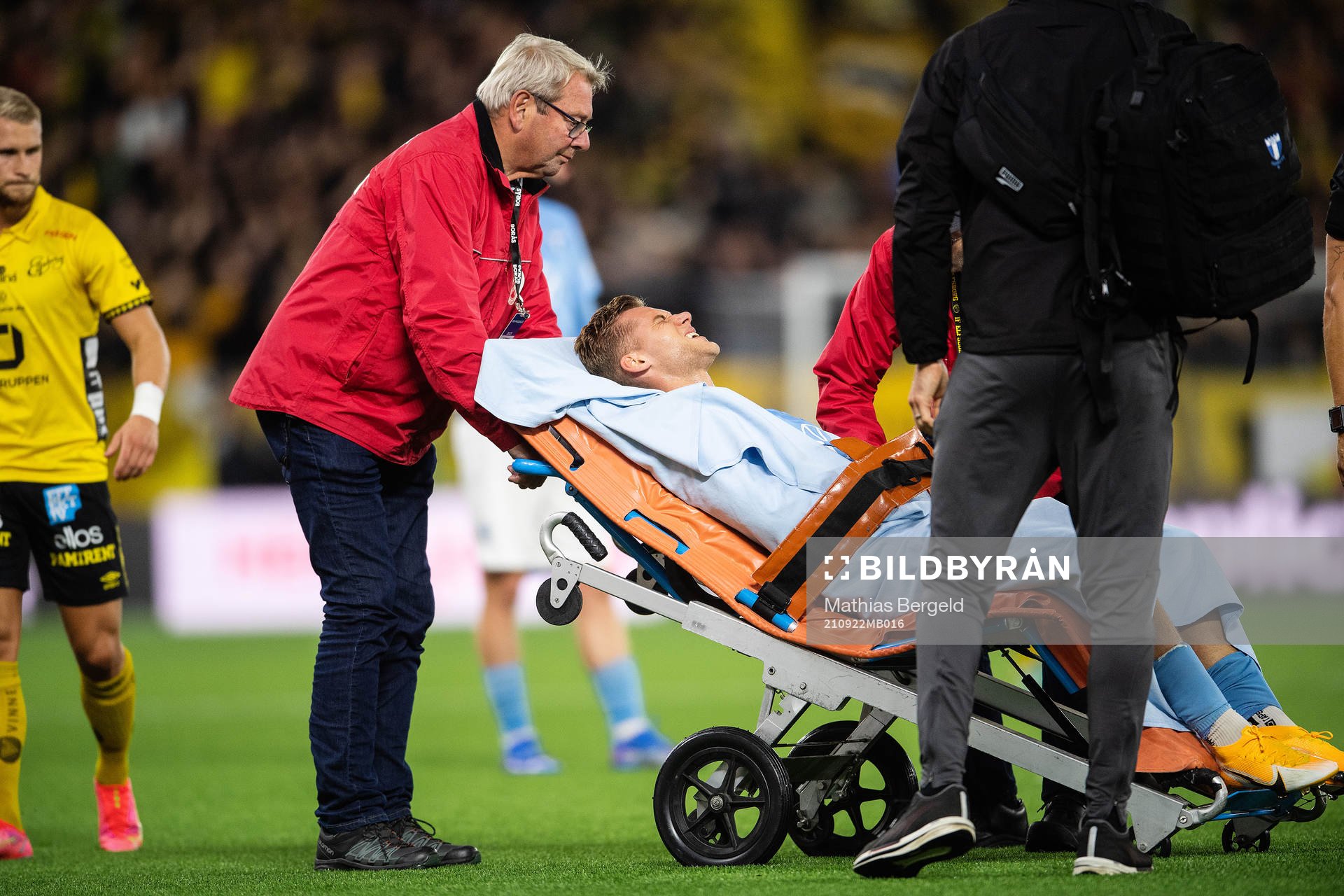 Malmö FFs Felix Beijmo lämnar planen på en bår