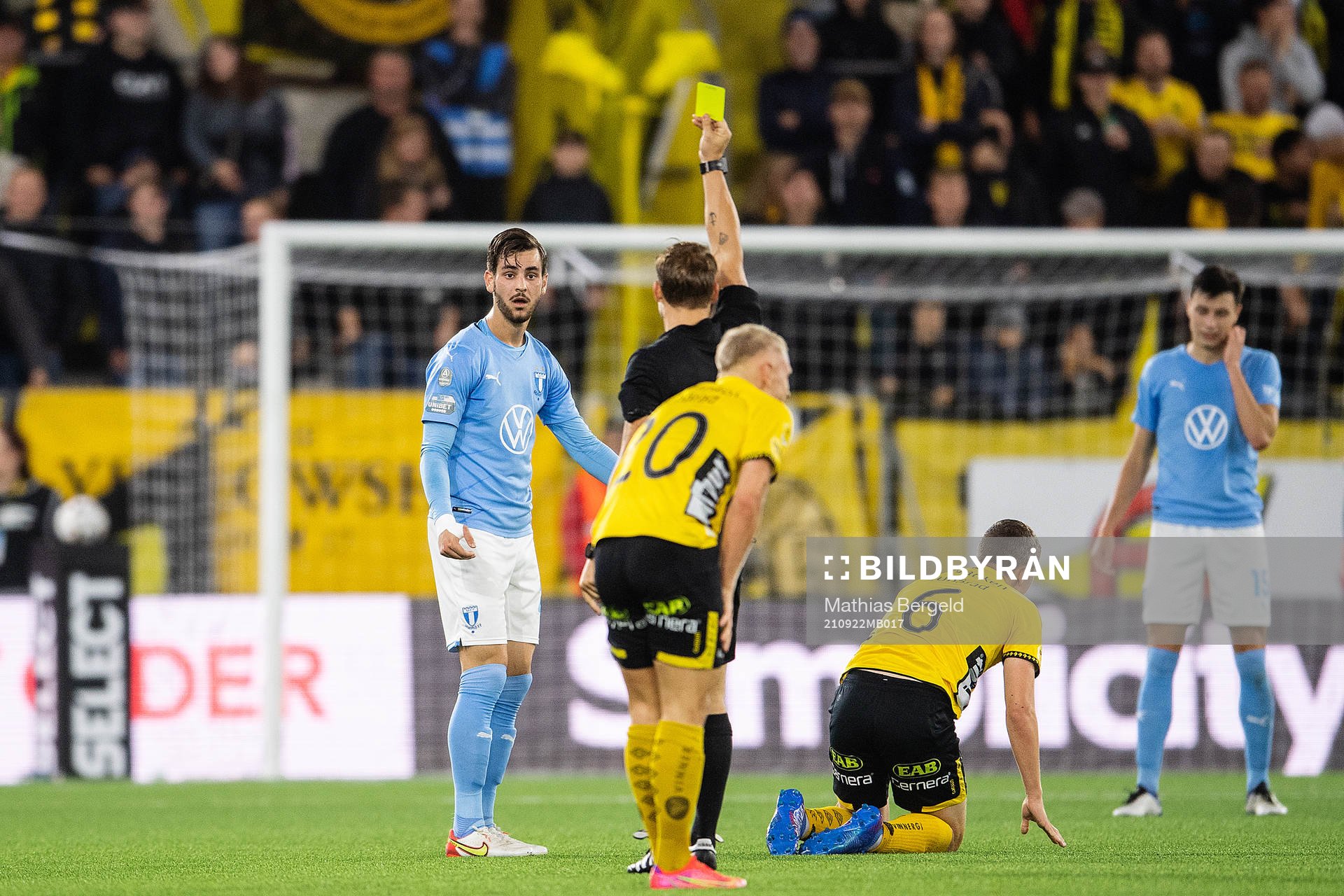 Malmö FFs Adi Nalic tilldelas ett gult kort av Domare