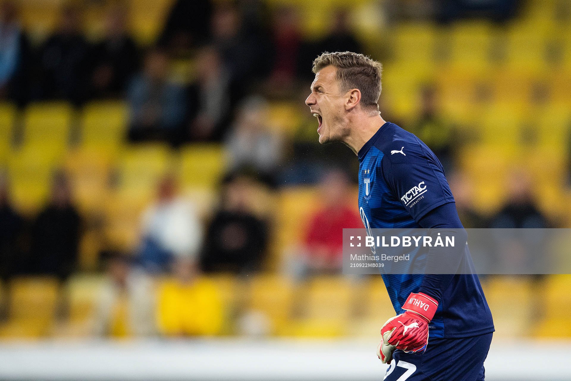 Malmö FFs målvakt Johan Dahlin jublar