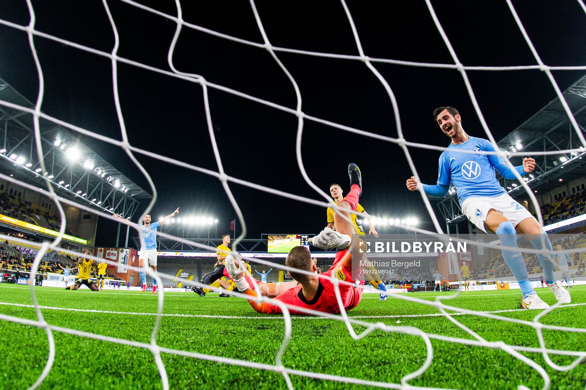 Malmö FFs Antonio Colak och Adi Nalic jublar medan