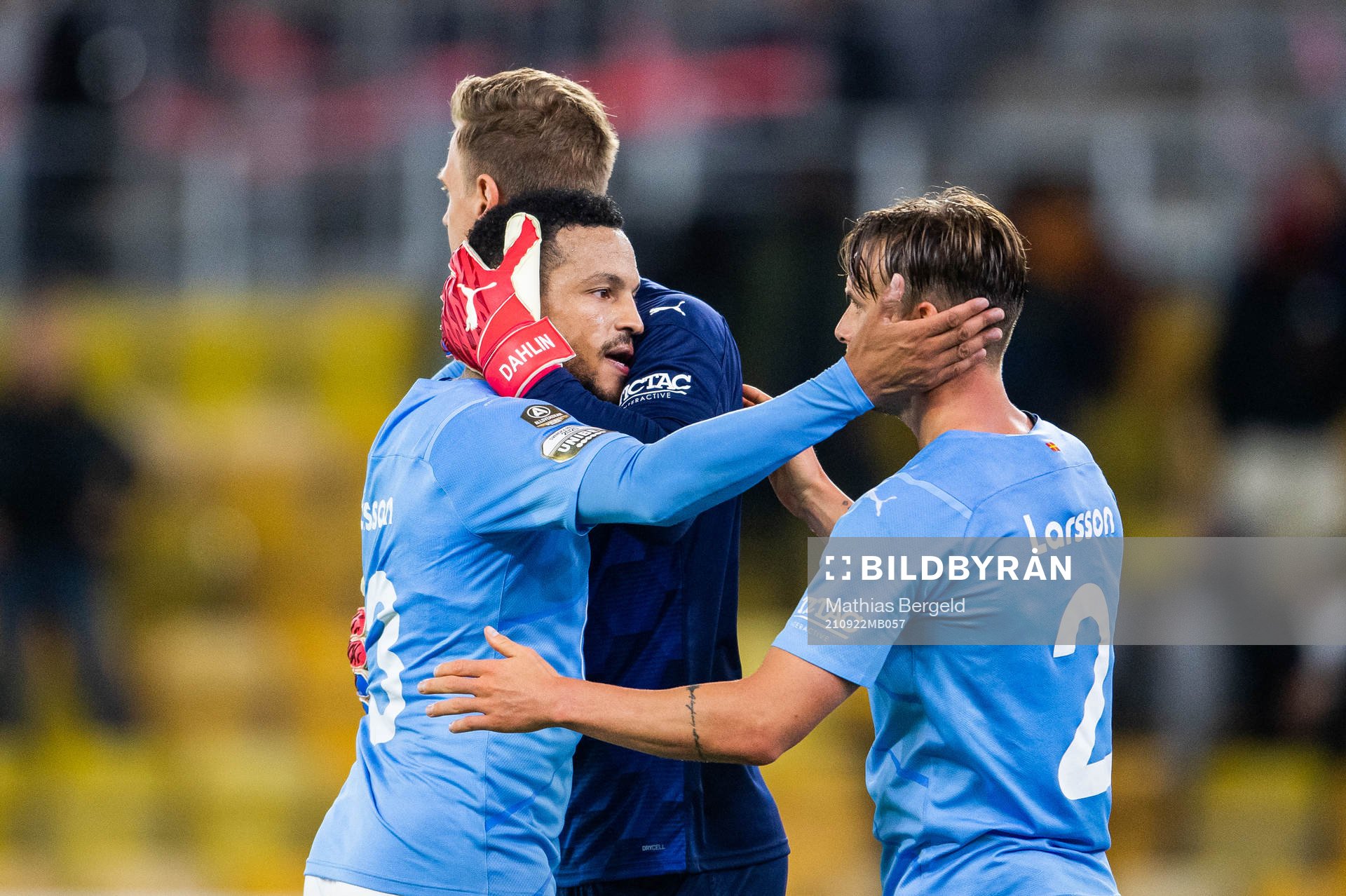 Malmö FFs Martin Olsson, målvakt Johan Dahlin och Eric Larsson jublar efter fotbollsmatchen i Allsvenskan mellan Elfsborg och Malmö FF den 22 september 2021 i Borås.