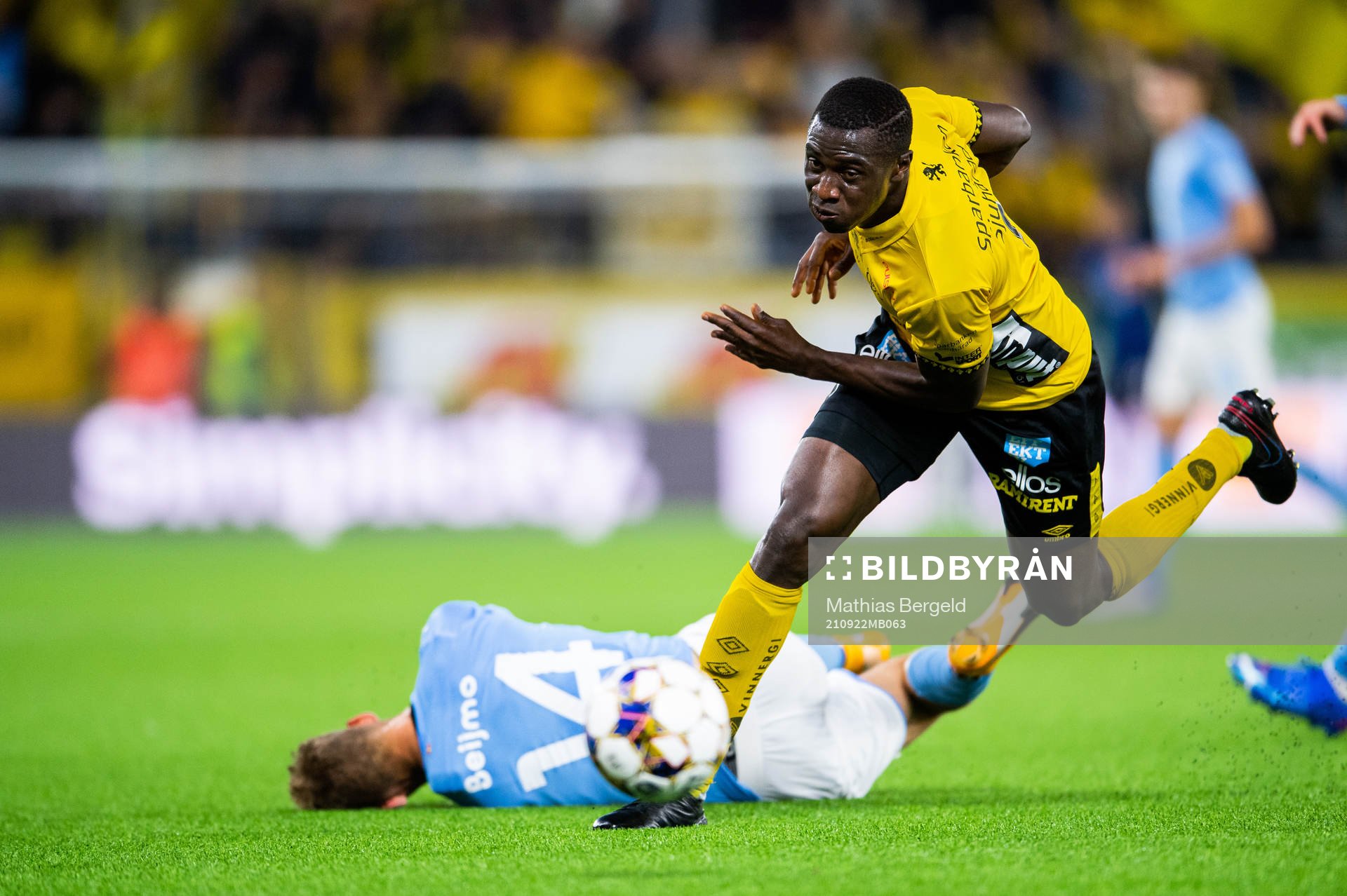 Malmö FFs Felix Beijmo skadar sig i en situation med