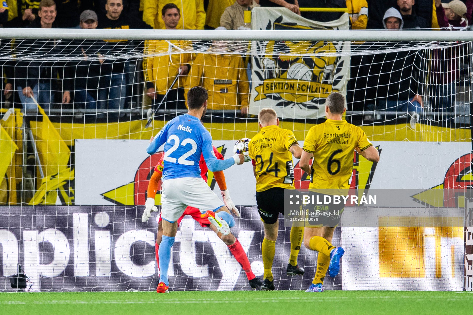 Malmö FFs Adi Nalic ser Elfsborgs Johan Larsson göra