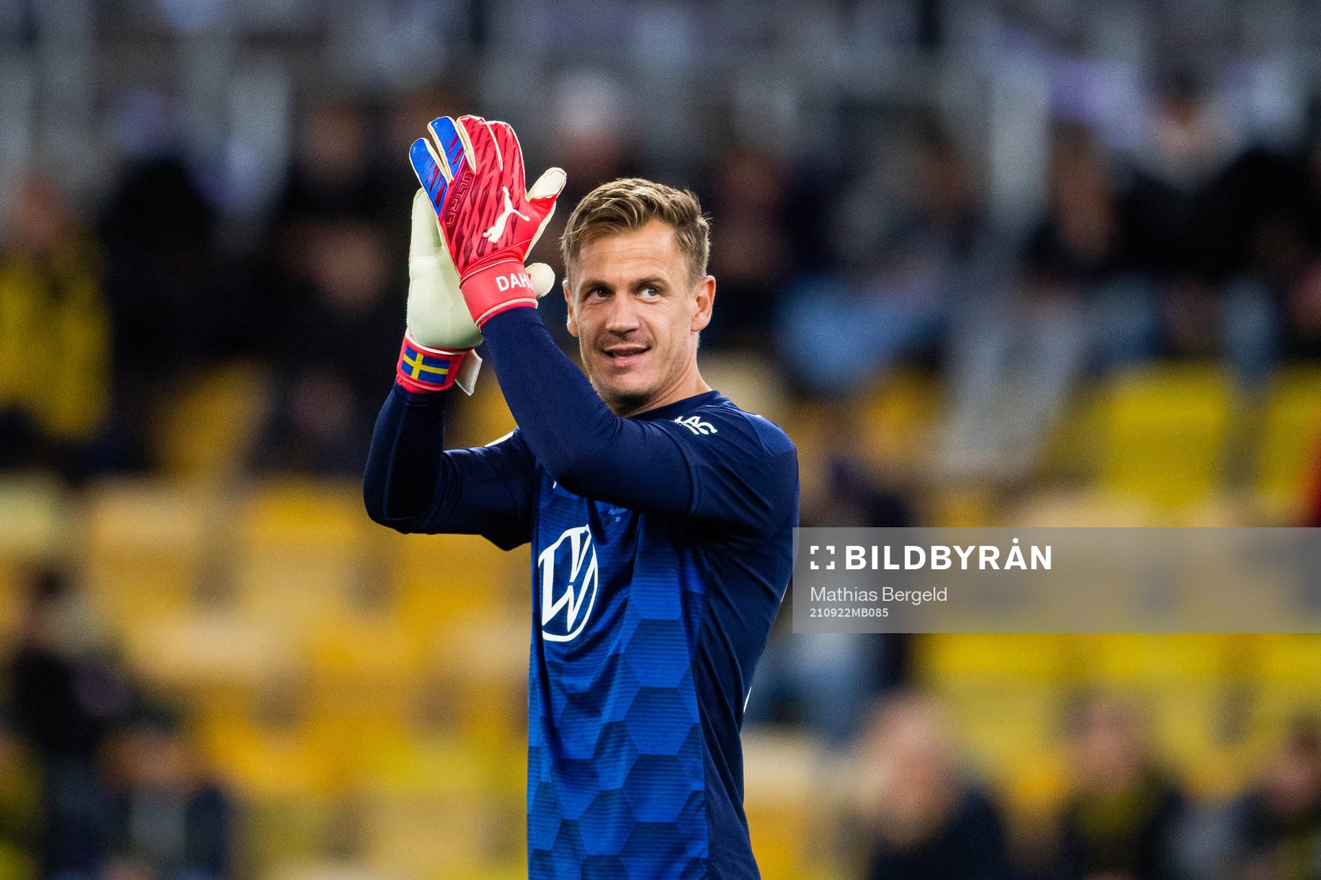 Malmö FFs målvakt Johan Dahlin applåderar supportrarna