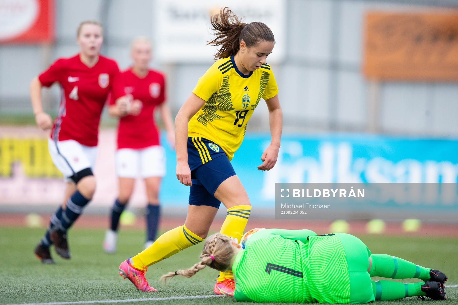 Sveriges Matilda Ekblom och Norges målvakt Lotte Egeland