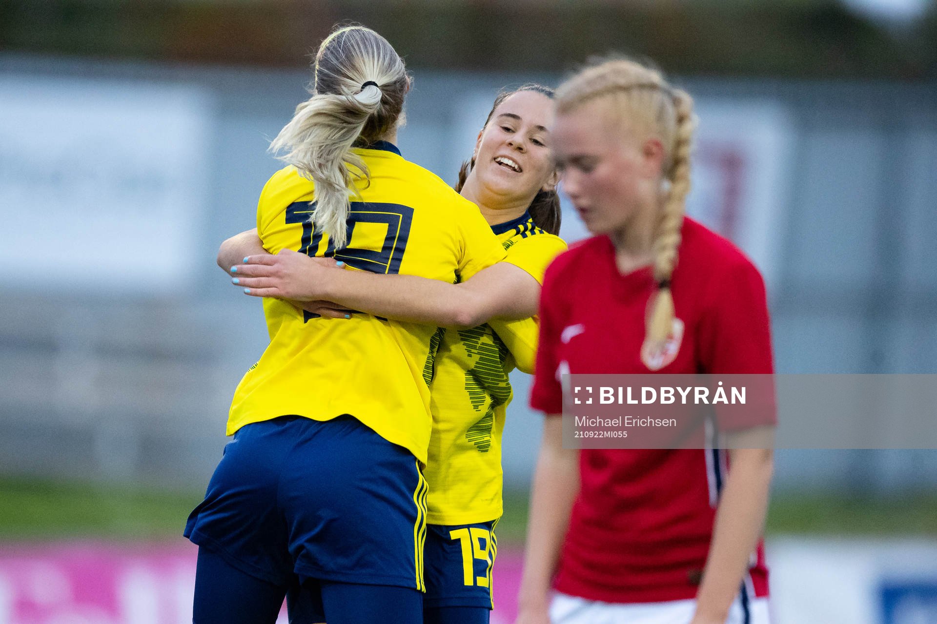 Sveriges Stina Dahl Forslund jublar ihop med Matilda Ekblom efter 1-0 under fotbollsmatchen i träningslandskampen mellan Sverige och Norge den 22 september 2021 i Kungshamn.