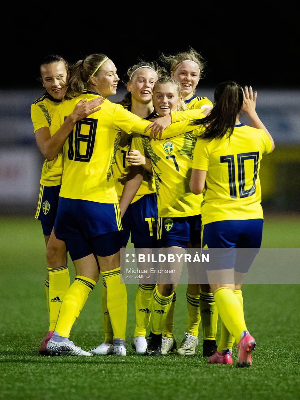 Sveriges spelare jublar tillsammans efter fotbollsmatchen i träningslandskampen mellan Sverige och Norge den 22 september 2021 i Kungshamn.