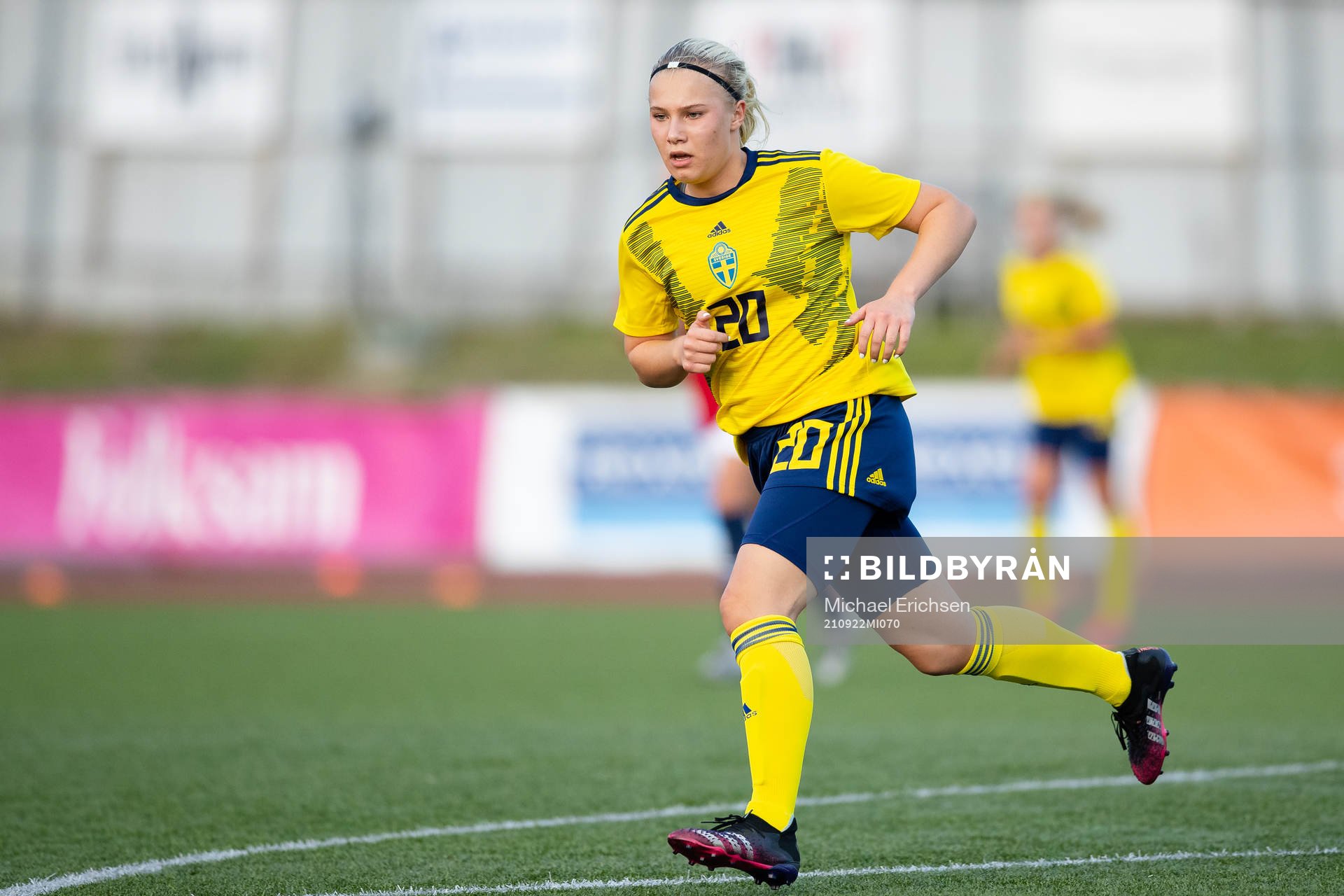 Sveriges Nova Johansson Parnevik under fotbollsmatchen i träningslandskampen mellan Sverige och Norge den 22 september 2021 i Kungshamn.