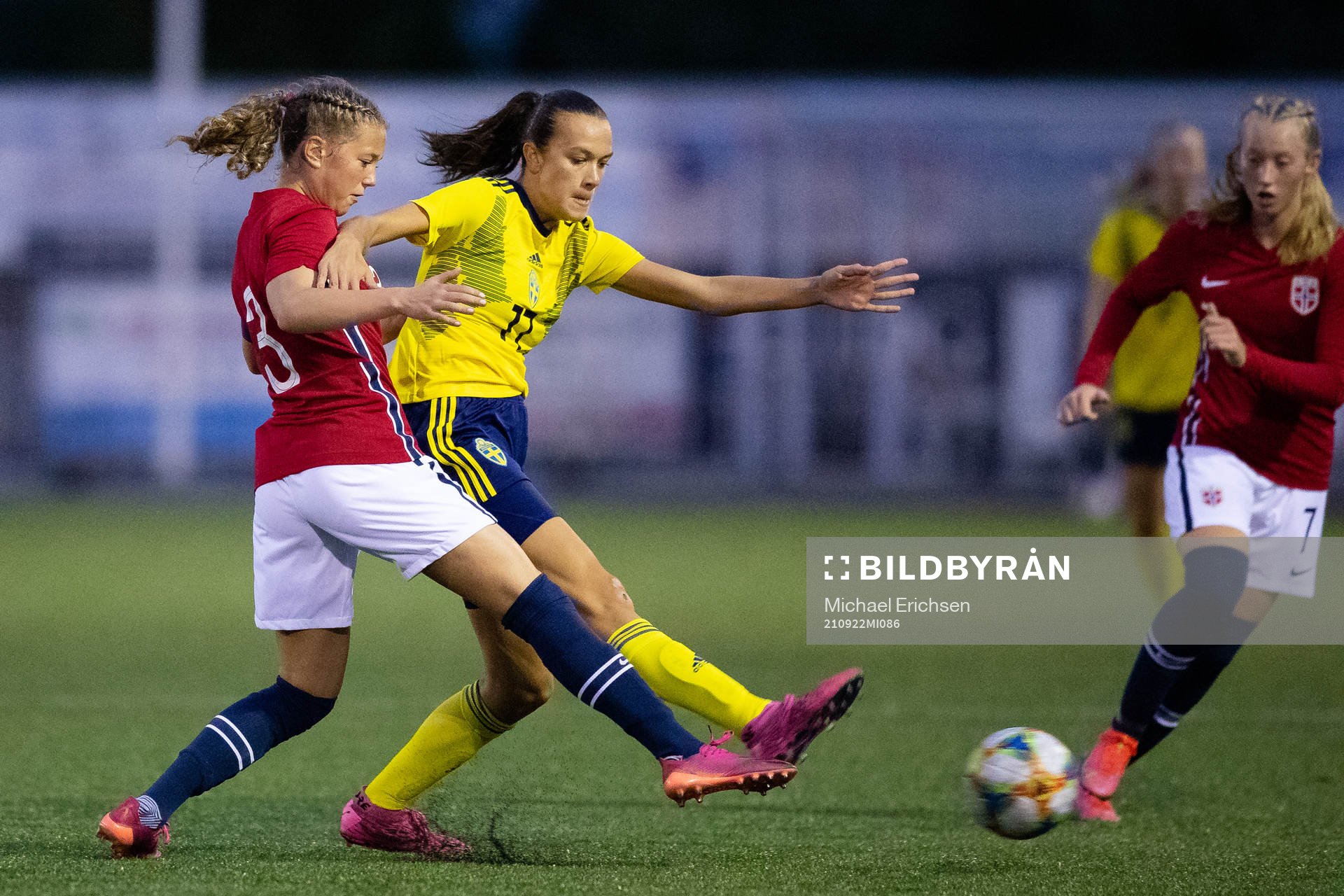 Norges Silje Bjåstad och Sveriges Bianca Hultbäck Nattland under fotbollsmatchen i träningslandskampen mellan Sverige och Norge den 22 september 2021 i Kungshamn.