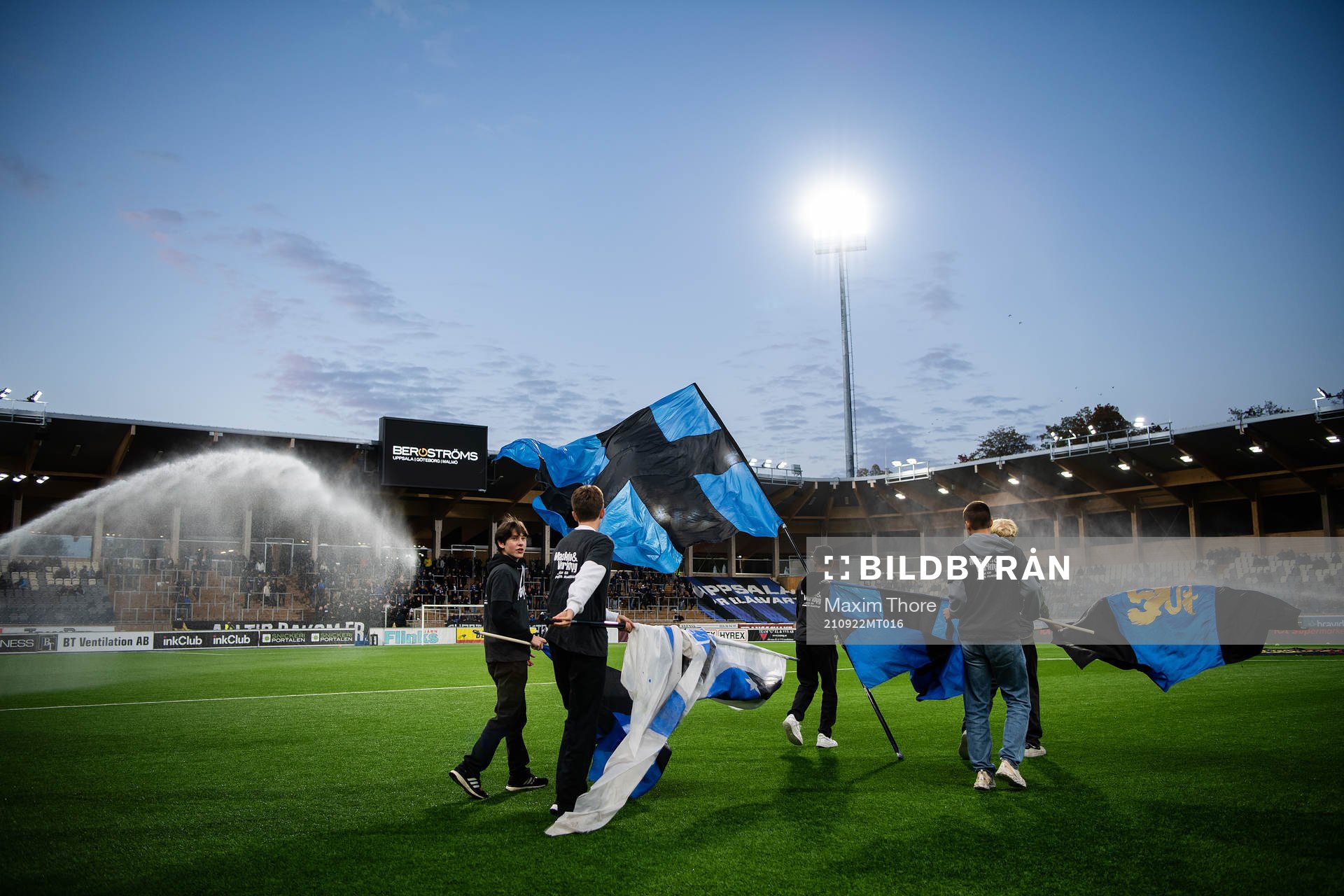 Funktionärer gör entré med flaggor