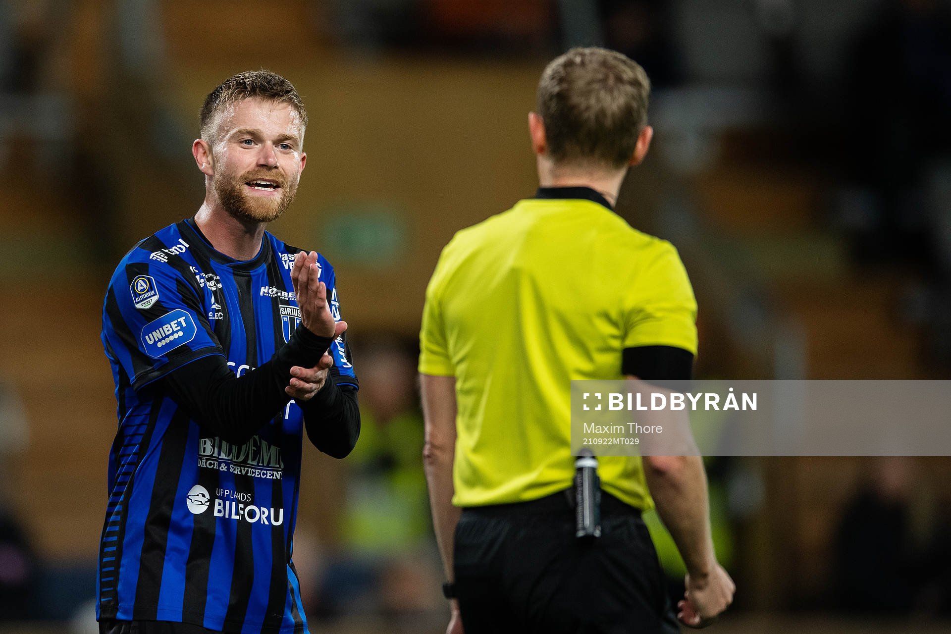 Sirius Dennis Widgren och domare Fredrik Klitte