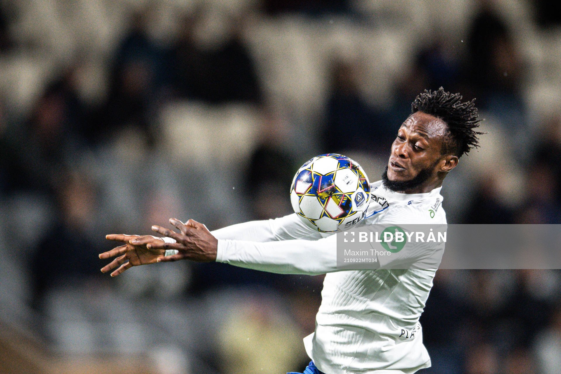 IFK Norrköpings Samuel Adegbenro tar emot bollen innan han