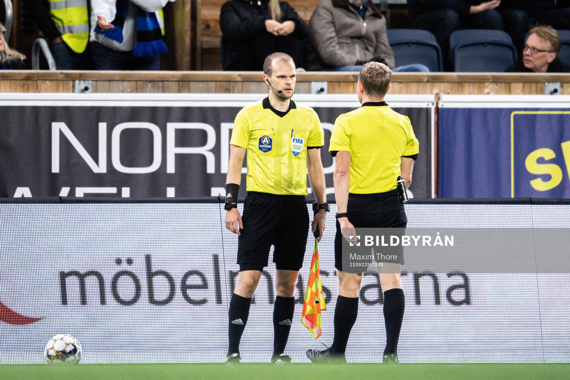 Domare Fredrik Klitte i samtal med linjedomaren innan IFK