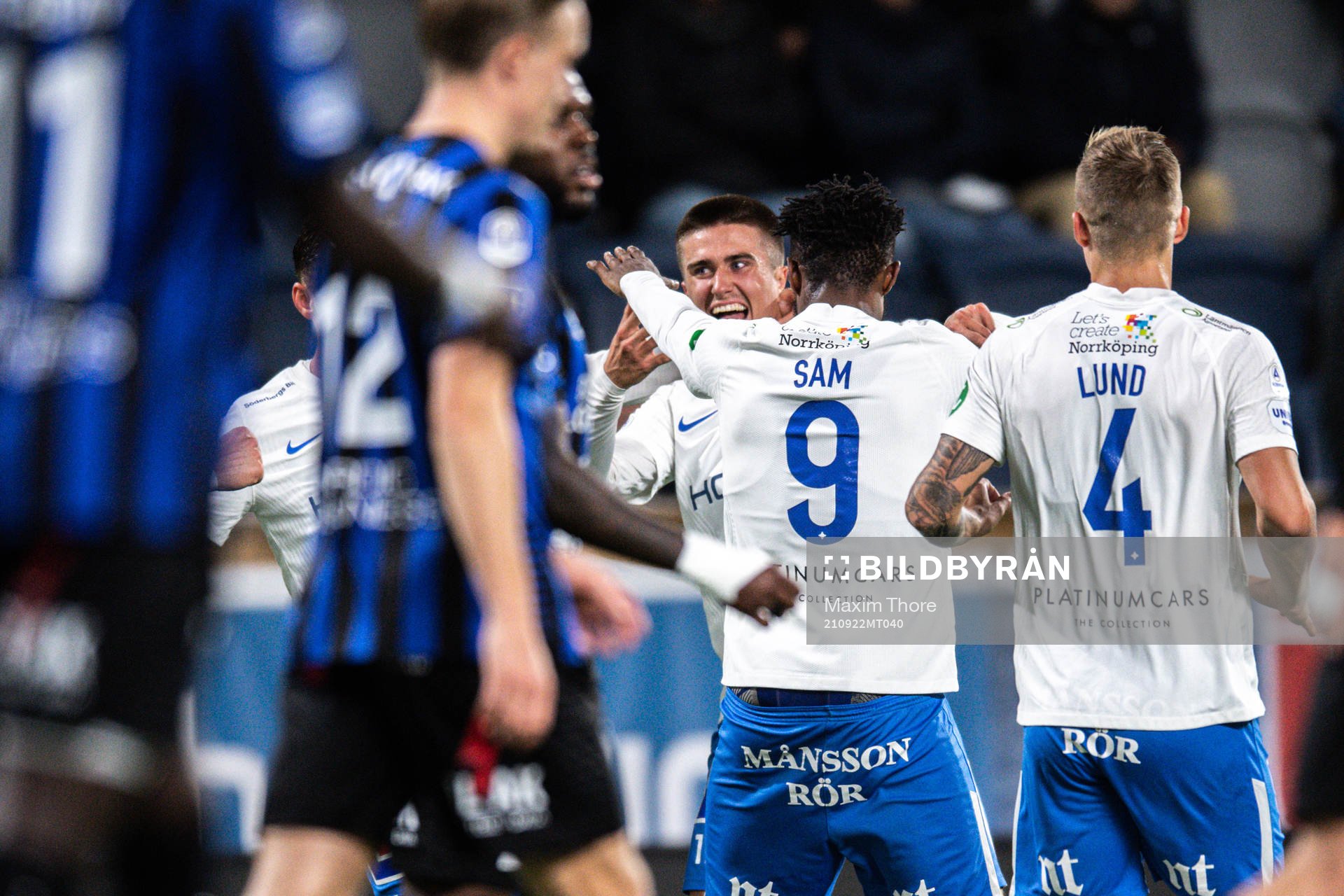 IFK Norrköpings Carl Björk jublar med lagkamrater