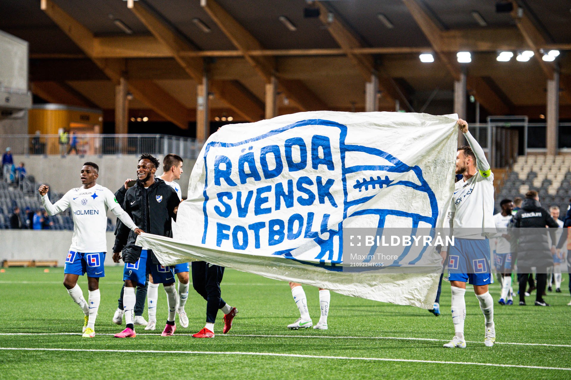 IFK Norrköpings spelare med en banderoll