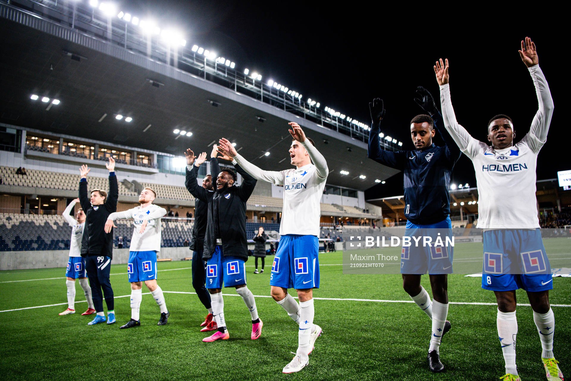 IFK Norrköpings Carl Björk jublar med lagkamrater