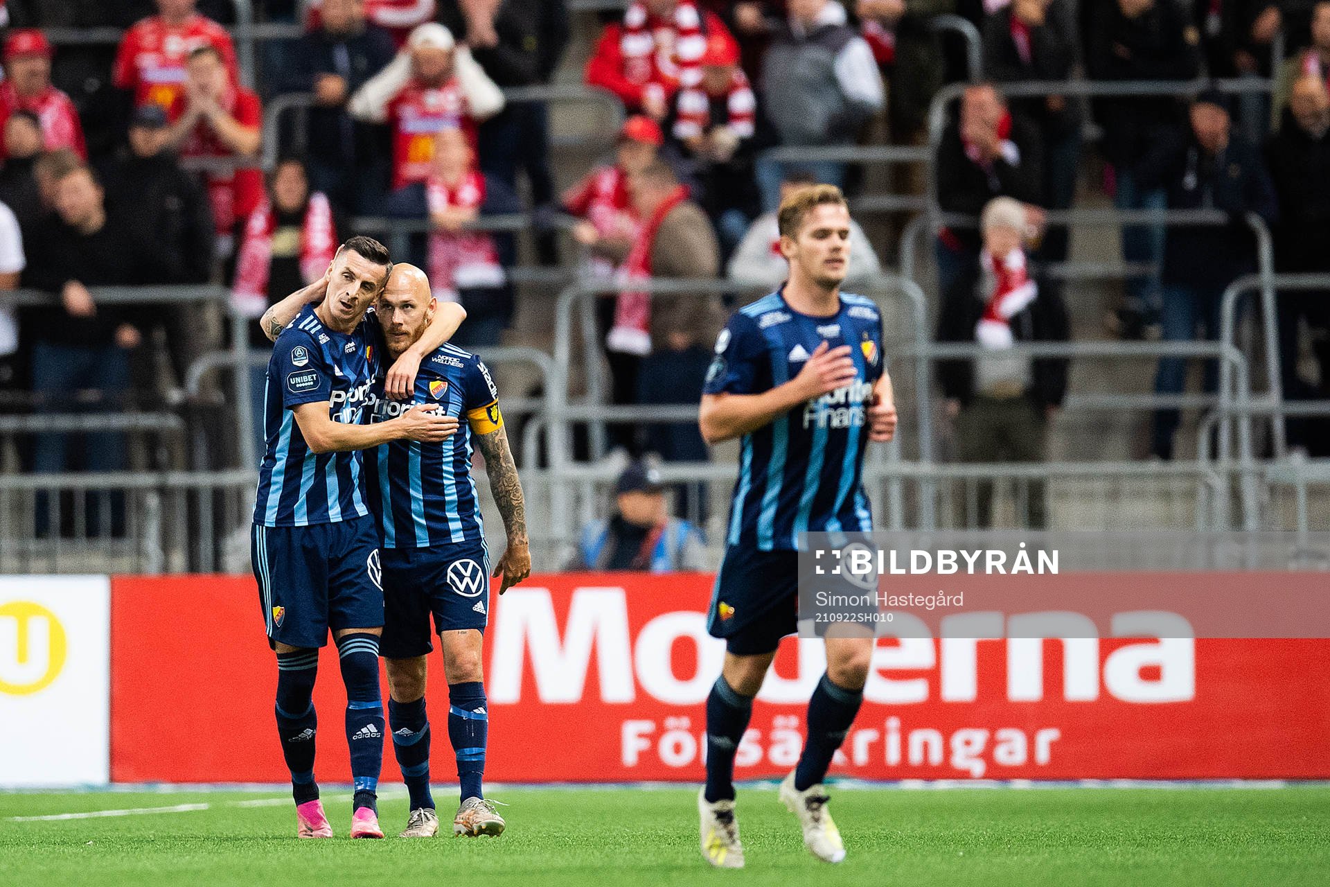 Djurgårdens Haris Radetinac och Magnus Eriksson jublar efter 2-0 under fotbollsmatchen i Allsvenskan mellan Djurgården och Degerfors den 22 september 2021 i Stockholm.