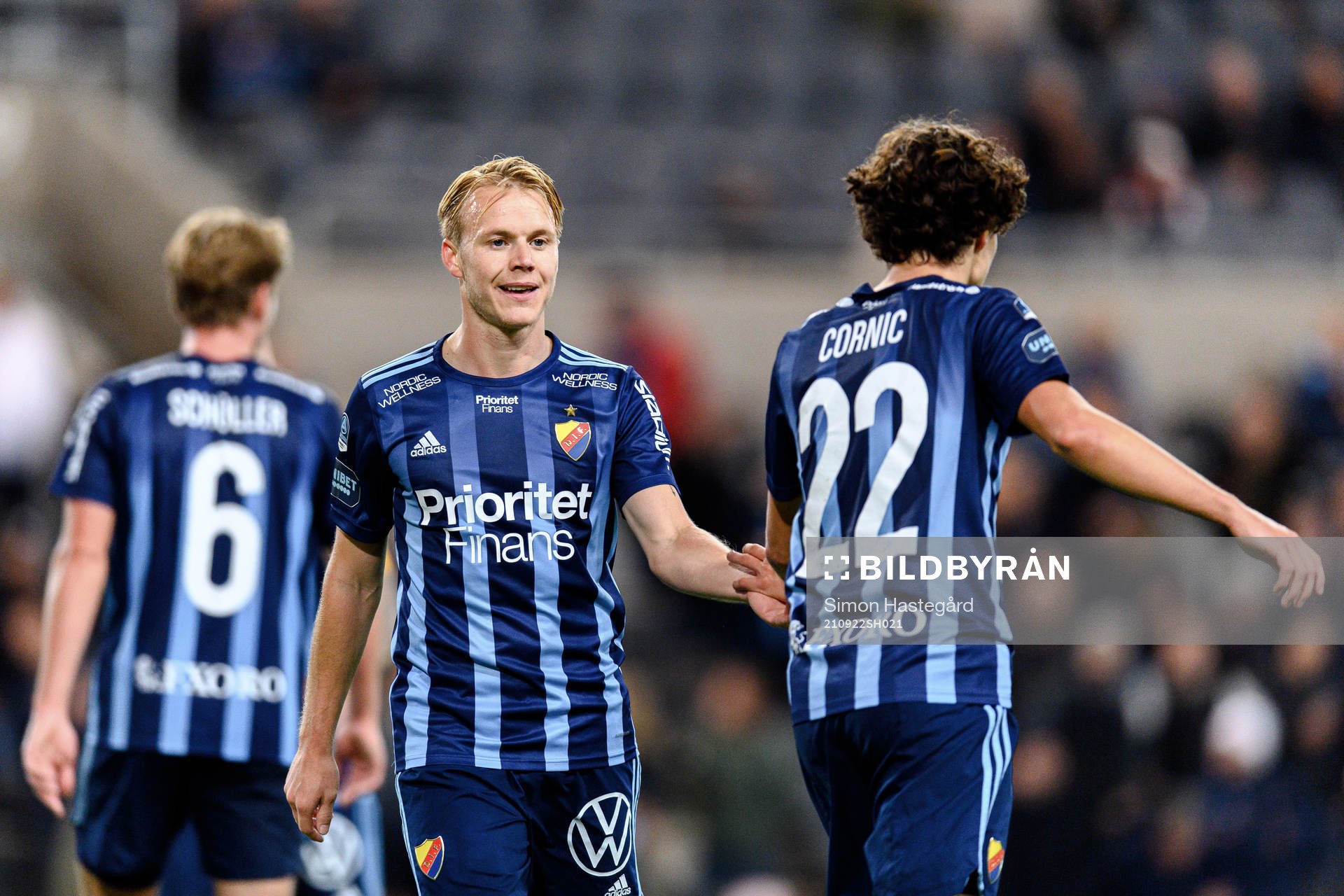 Djurgårdens Elliot Käck och Leo Cornic jublar under fotbollsmatchen i Allsvenskan mellan Djurgården och Degerfors den 22 september 2021 i Stockholm.