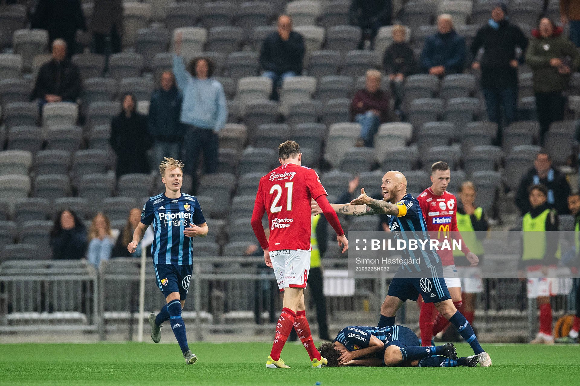 Degerfors Adam Carlén tilldelas ett rött kort
