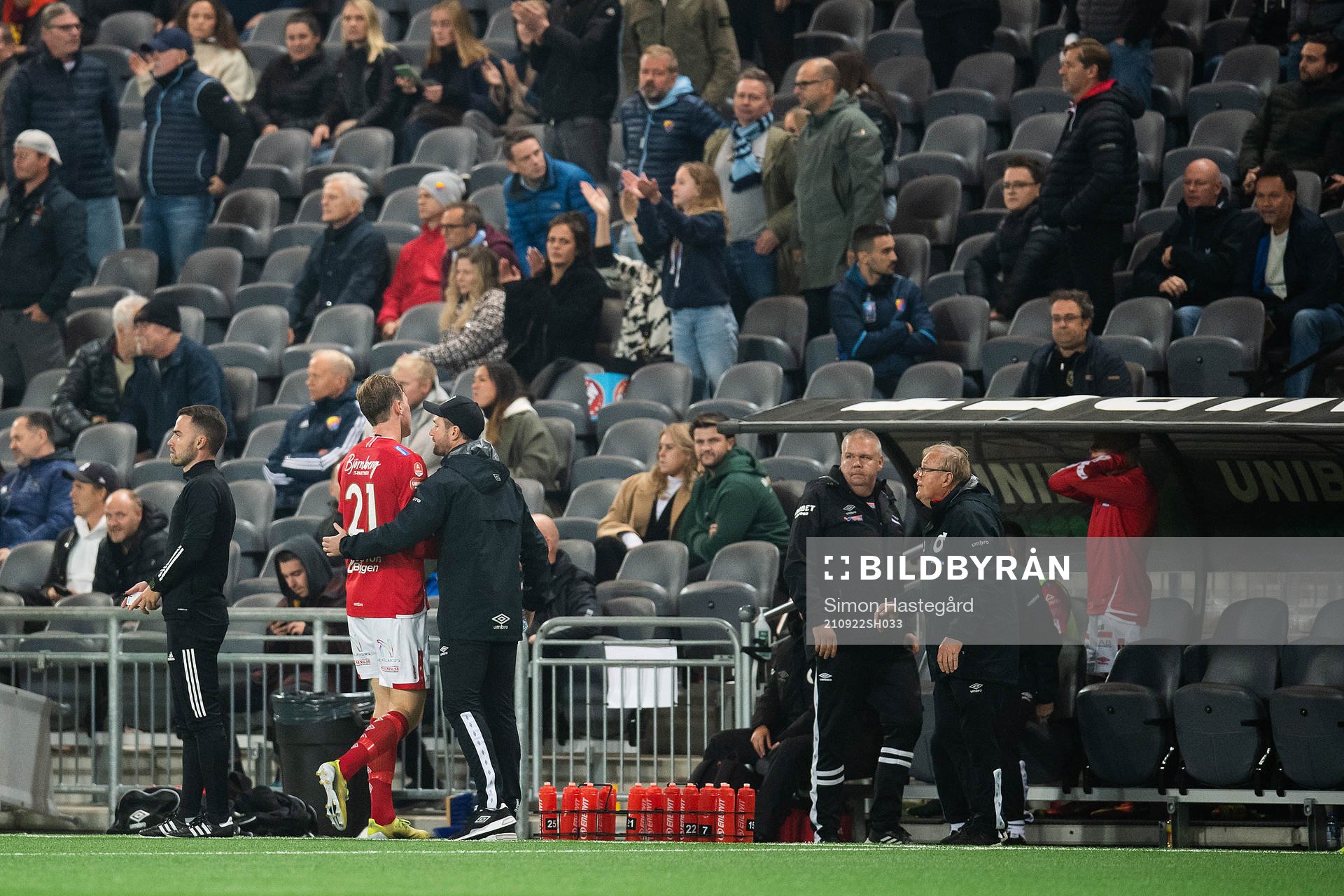 Degerfors Adam Carlén lämnar planen
