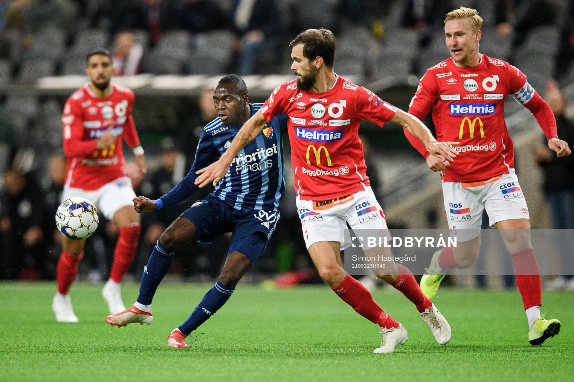 Djurgårdens Edward Chilufya och Degerfors Sebastian Olsson