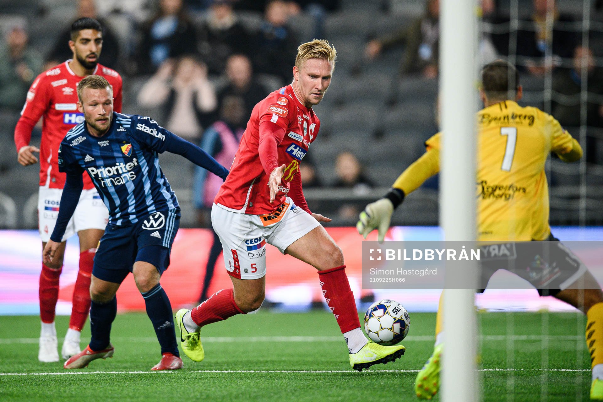 Djurgårdens Nicklas Bärkroth och Degerfors Oliver Ekroth