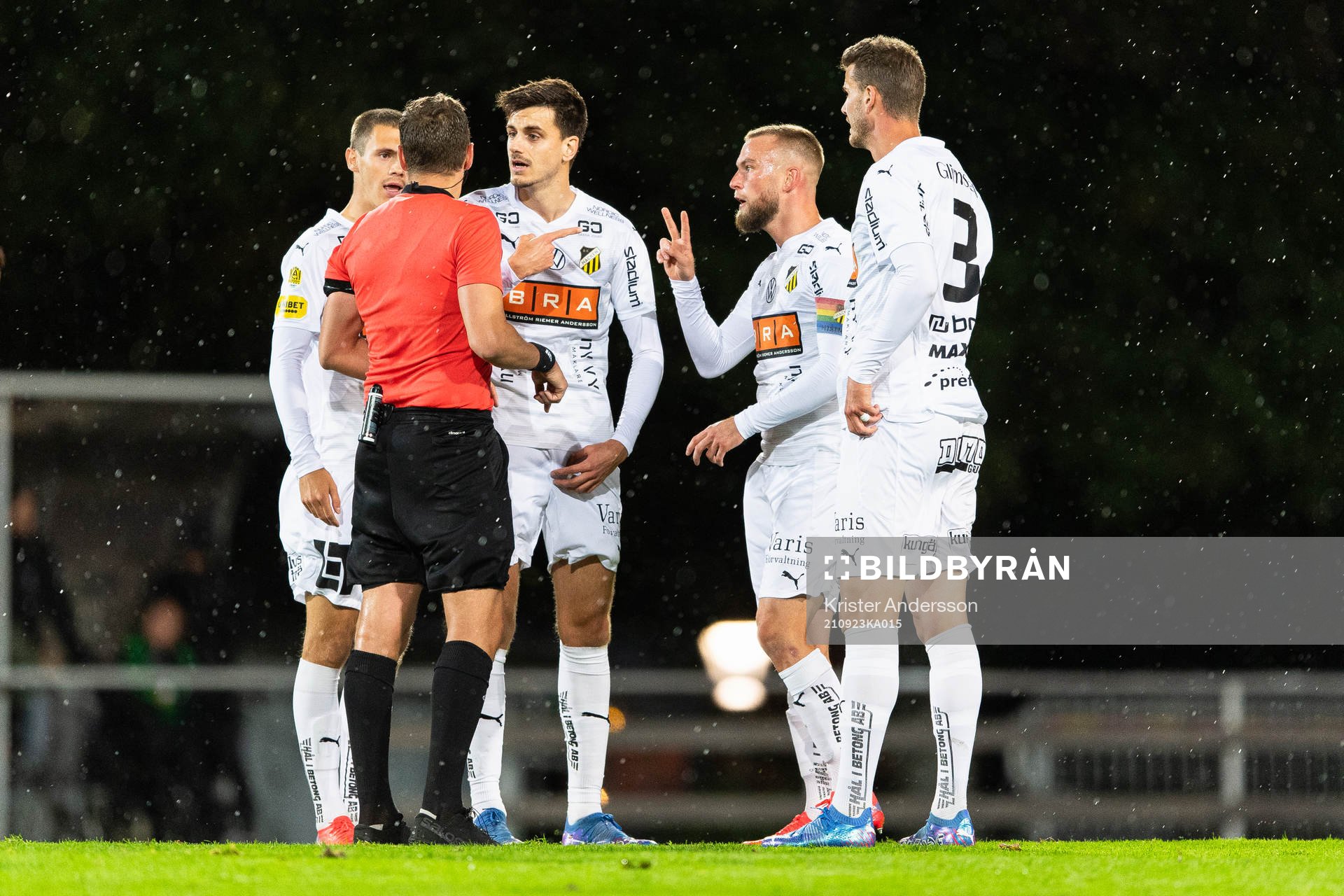 Häckens spelare i diskussion med domare Victor Wolf