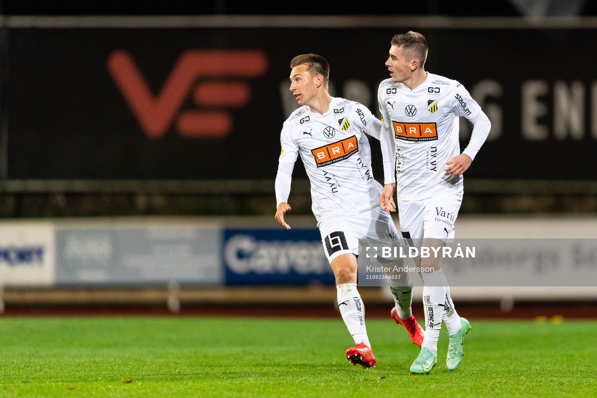 Häckens Kristoffer Lund Hansen och Patrik Wålemark jublar