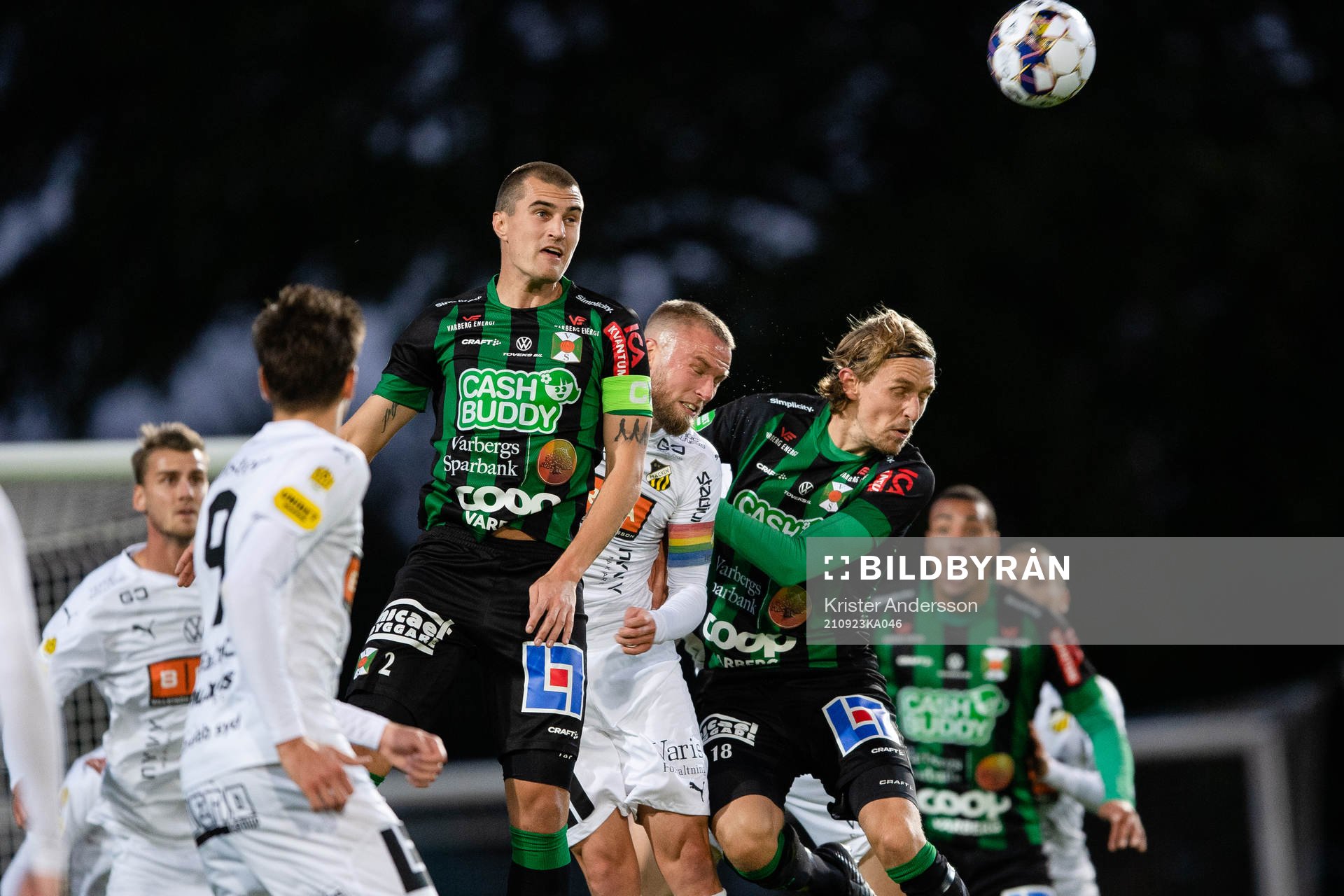 Varbergs Jon Birkfeldt och Joakim Lindner i kamp med Häckens Alexander Faltsetas under fotbollsmatchen i Allsvenskan mellan Varberg och Häcken den 23 september 2021 i Varberg.