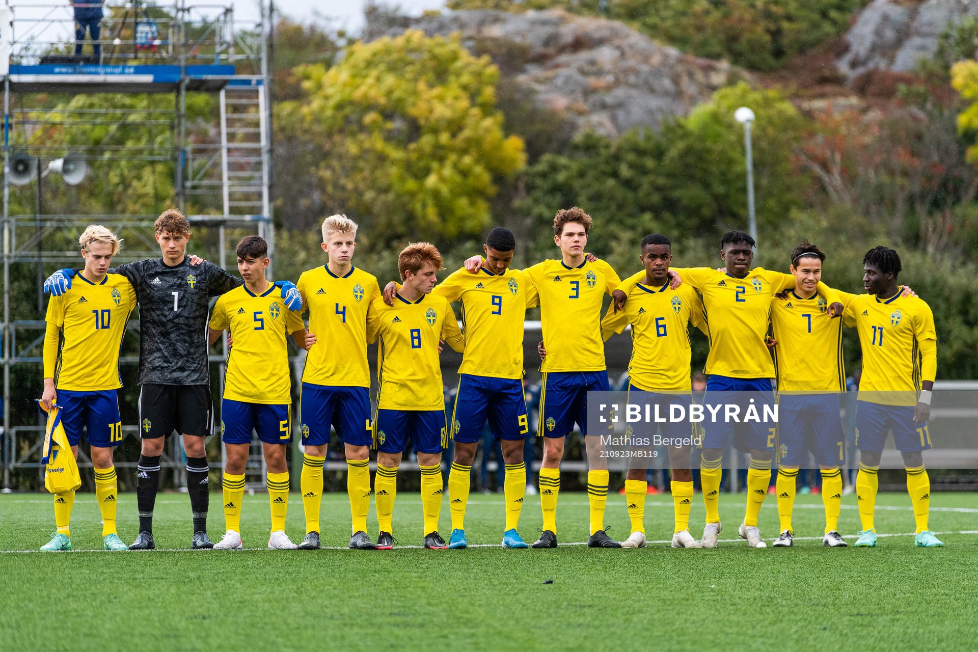 Sveriges Lucas Bergvall, målvakt William Nieroth Lundgren,