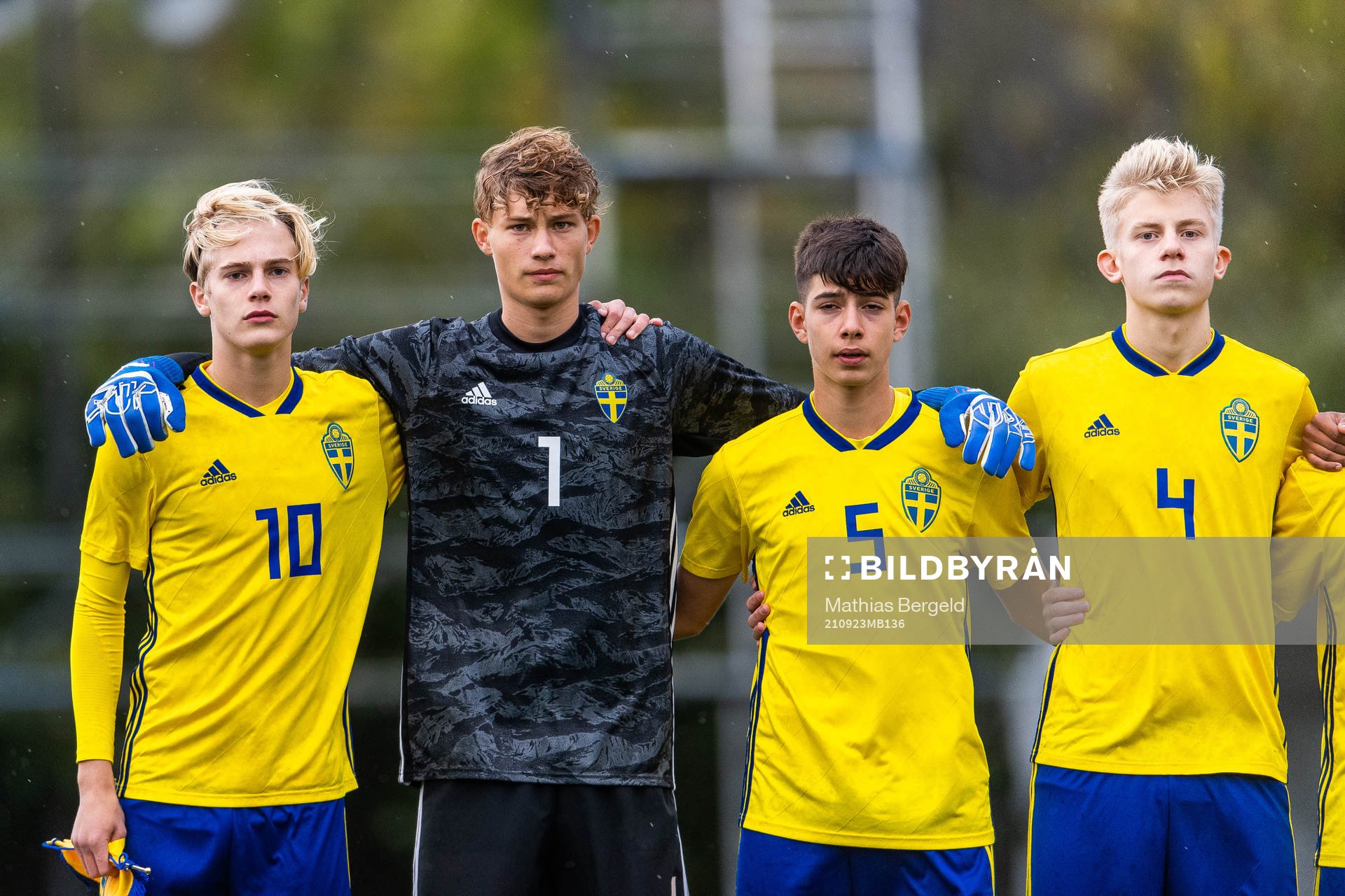 Sveriges Lucas Bergvall, målvakt William Nieroth Lundgren, Arvin Davoudi-Kia och Måns Petersson under line up inför träningslandskampen i fotboll mellan Sverige och Norge den 23 september 2021 i Skärhamn.