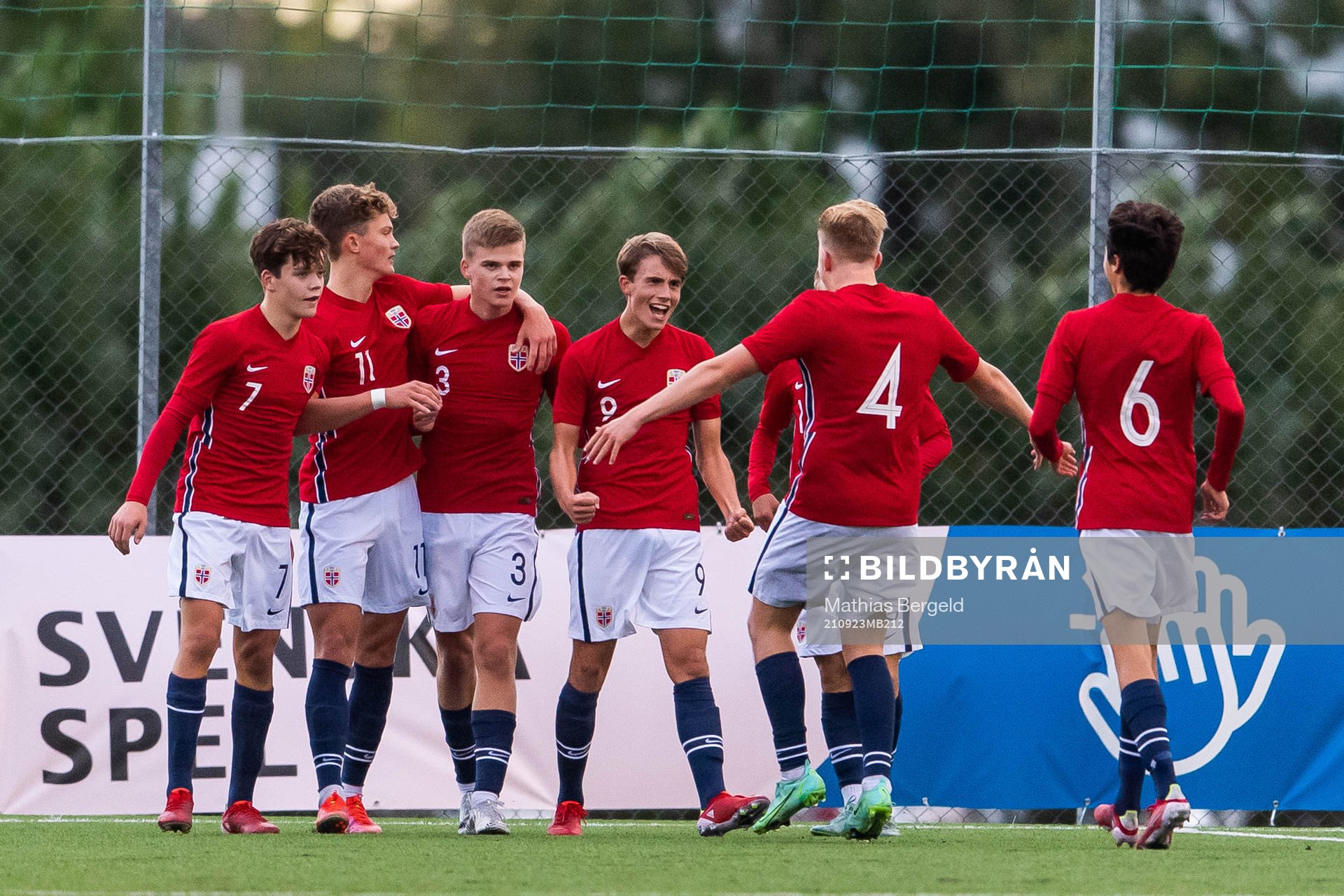 Norges Chrisander Sørum (mitten) jublar med lagkamrater efter att han gjort 0-3 under träningslandskampen i fotboll mellan Sverige och Norge den 23 september 2021 i Skärhamn.