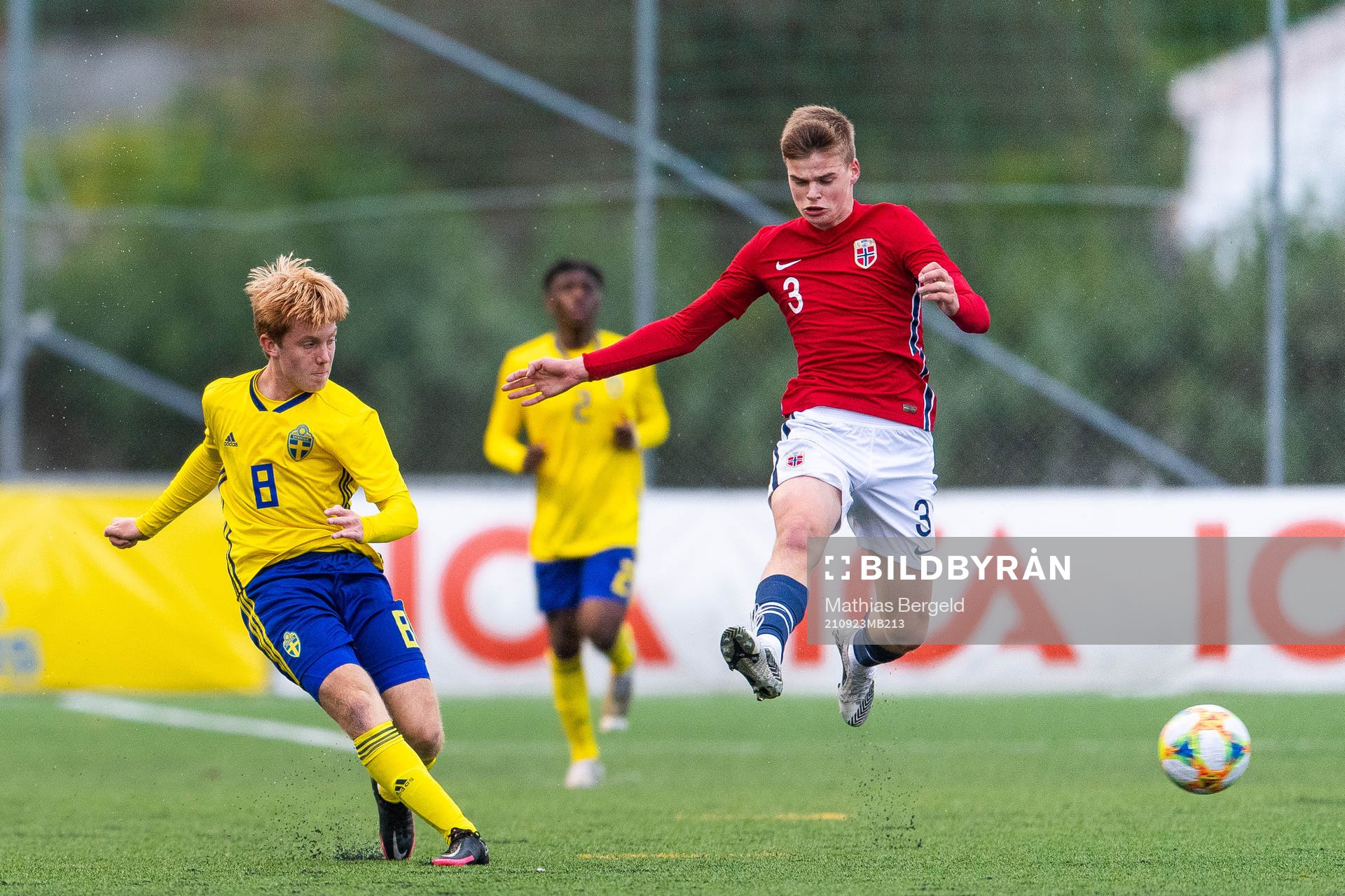 Sveriges William Andersson och Norges Anders Rønne Børset under träningslandskampen i fotboll mellan Sverige och Norge den 23 september 2021 i Skärhamn.
