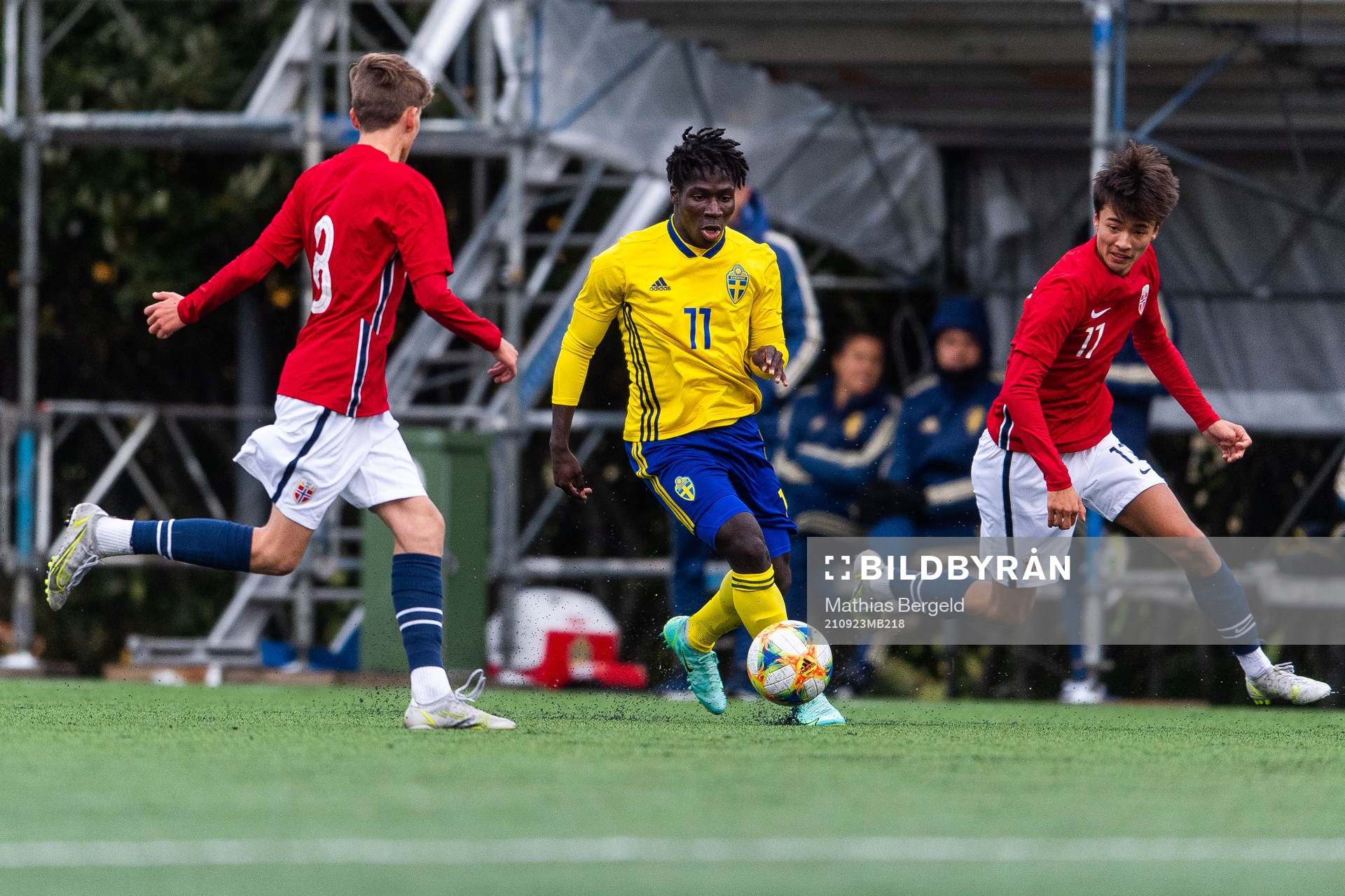 Norges Anders Rønne Børset och Max Herman Bjurstrøm försvarar mot Sveriges Oscar Reinholdsson under träningslandskampen i fotboll mellan Sverige och Norge den 23 september 2021 i Skärhamn.