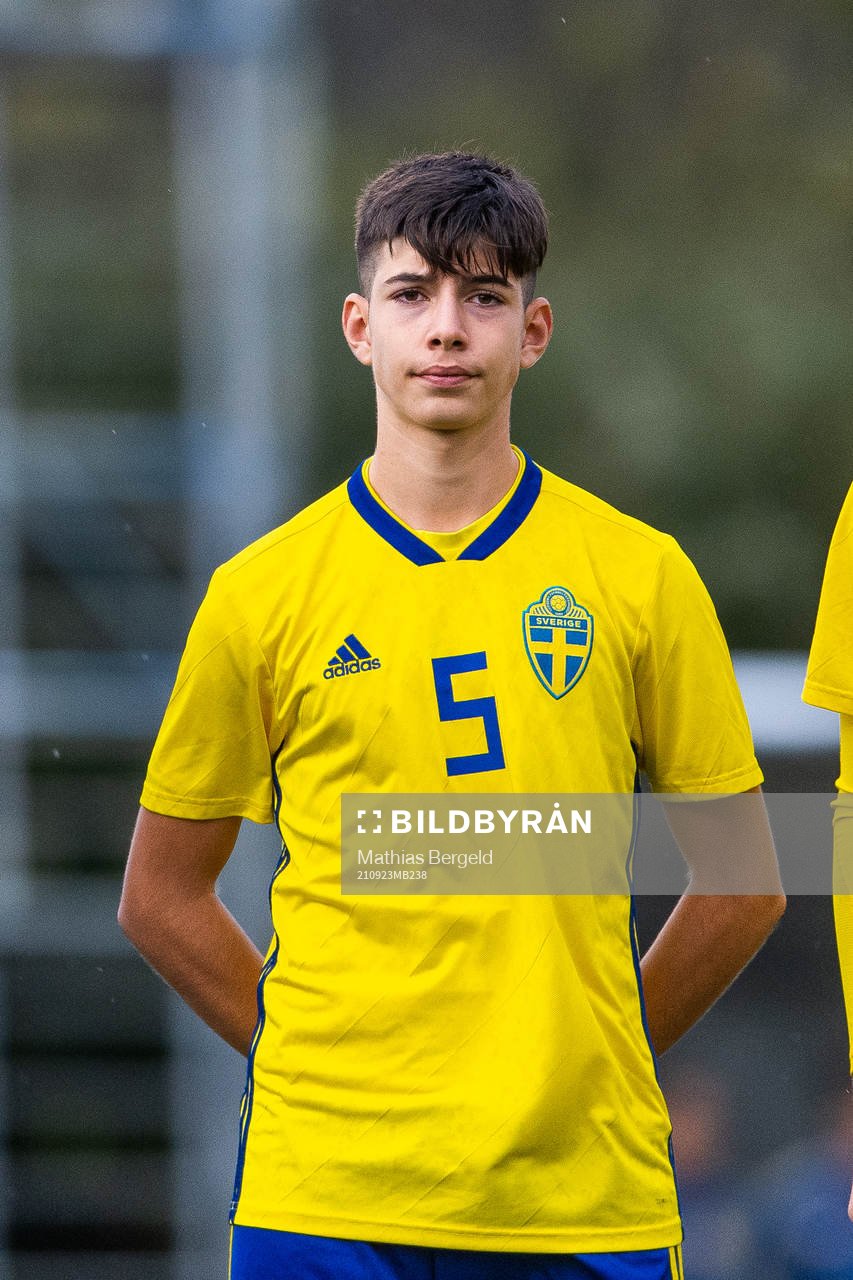 Sveriges Arvin Davoudi-Kia under line up inför träningslandskampen i fotboll mellan Sverige och Norge den 23 september 2021 i Skärhamn.