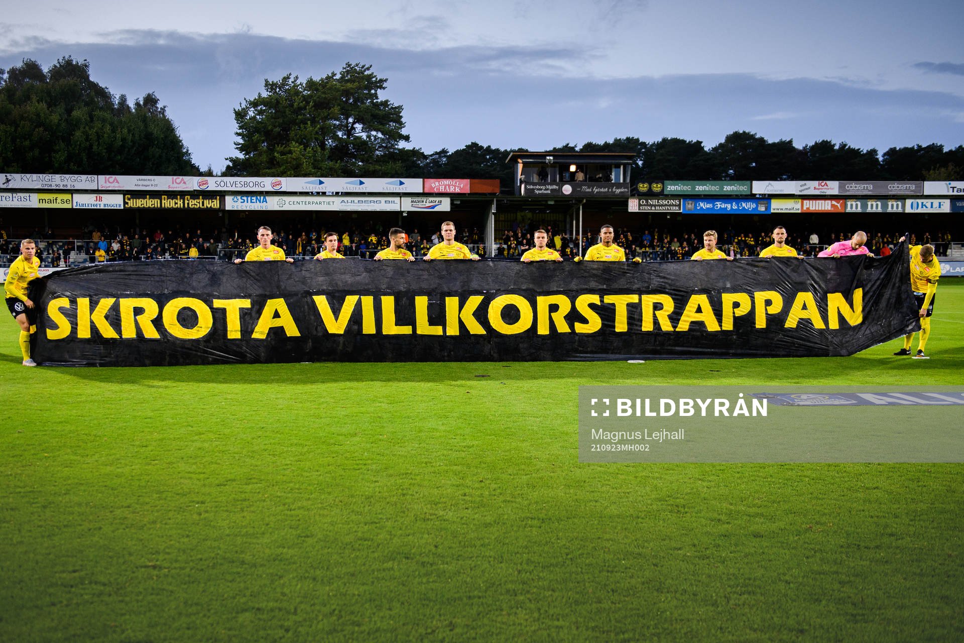 Mjällbys spelare med en banderoll