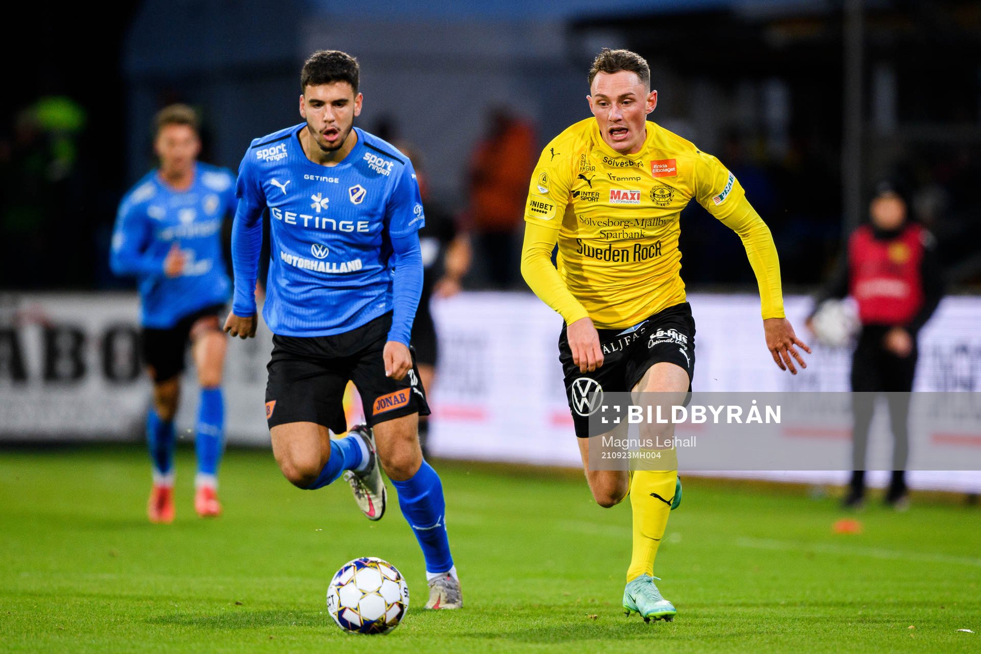 Halmstads Edvin Kurtulus och Mjällbys Noah Persson