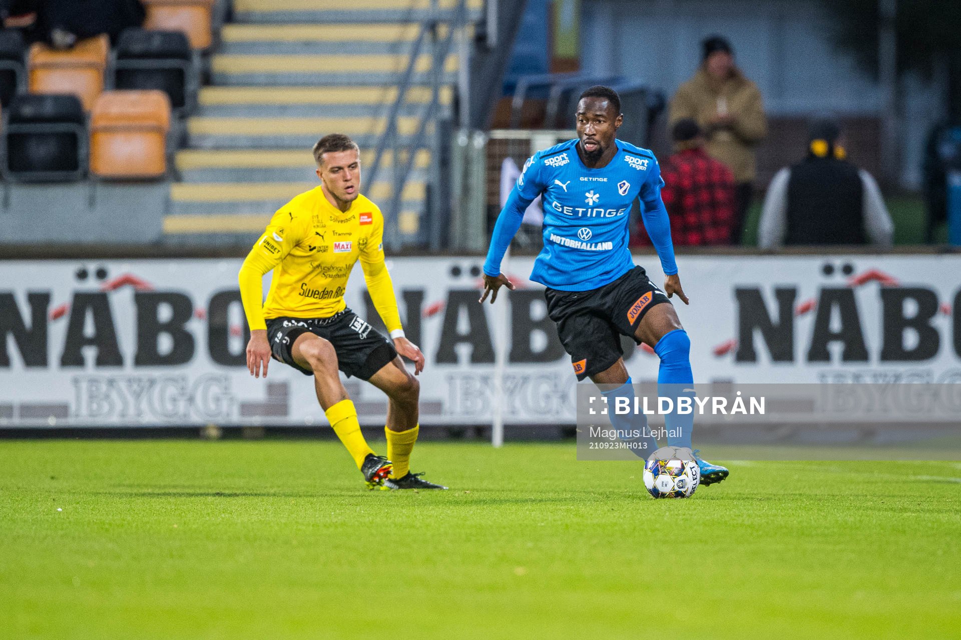 Mjällbys Joel Nilsson  och Halmstads Sadat Karim