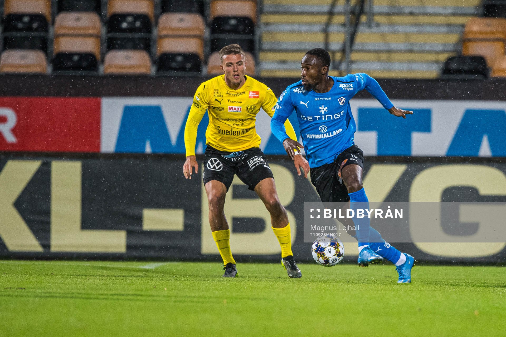 Mjällbys Elias Andersson  och Halmstads Sadat Karim