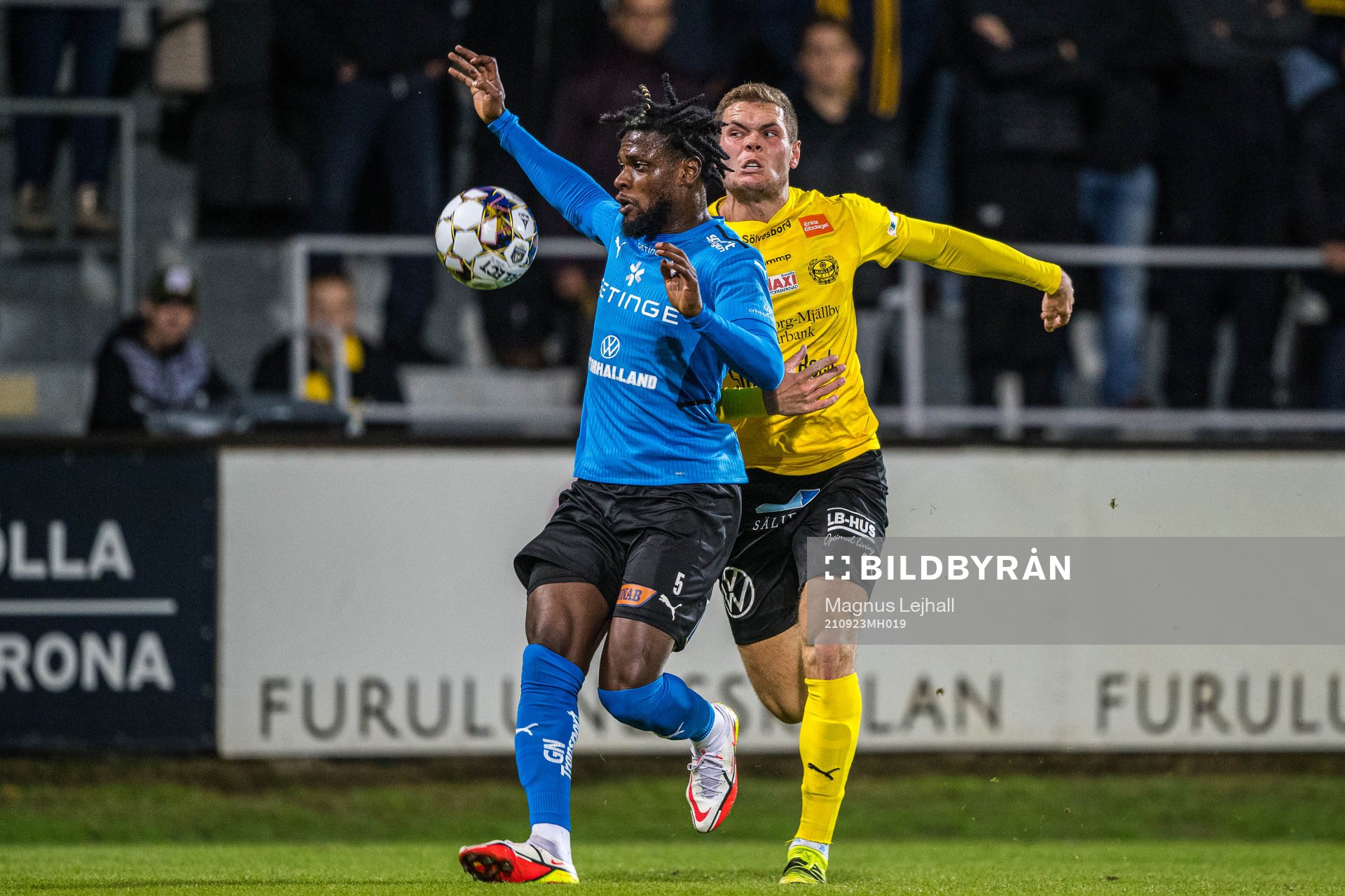 Halmstads Joseph Baffo  och Mjällbys Jacob Bergström
