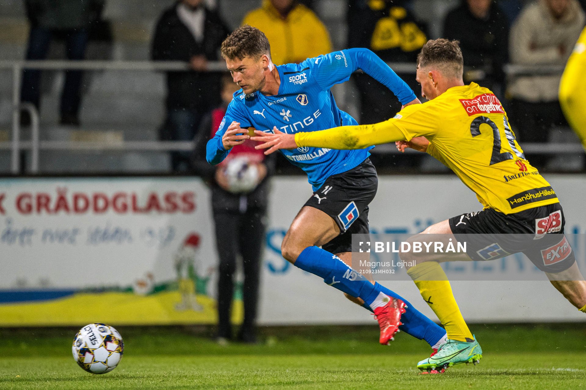Halmstads Samuel Kroon  och Mjällbys Noah Persson