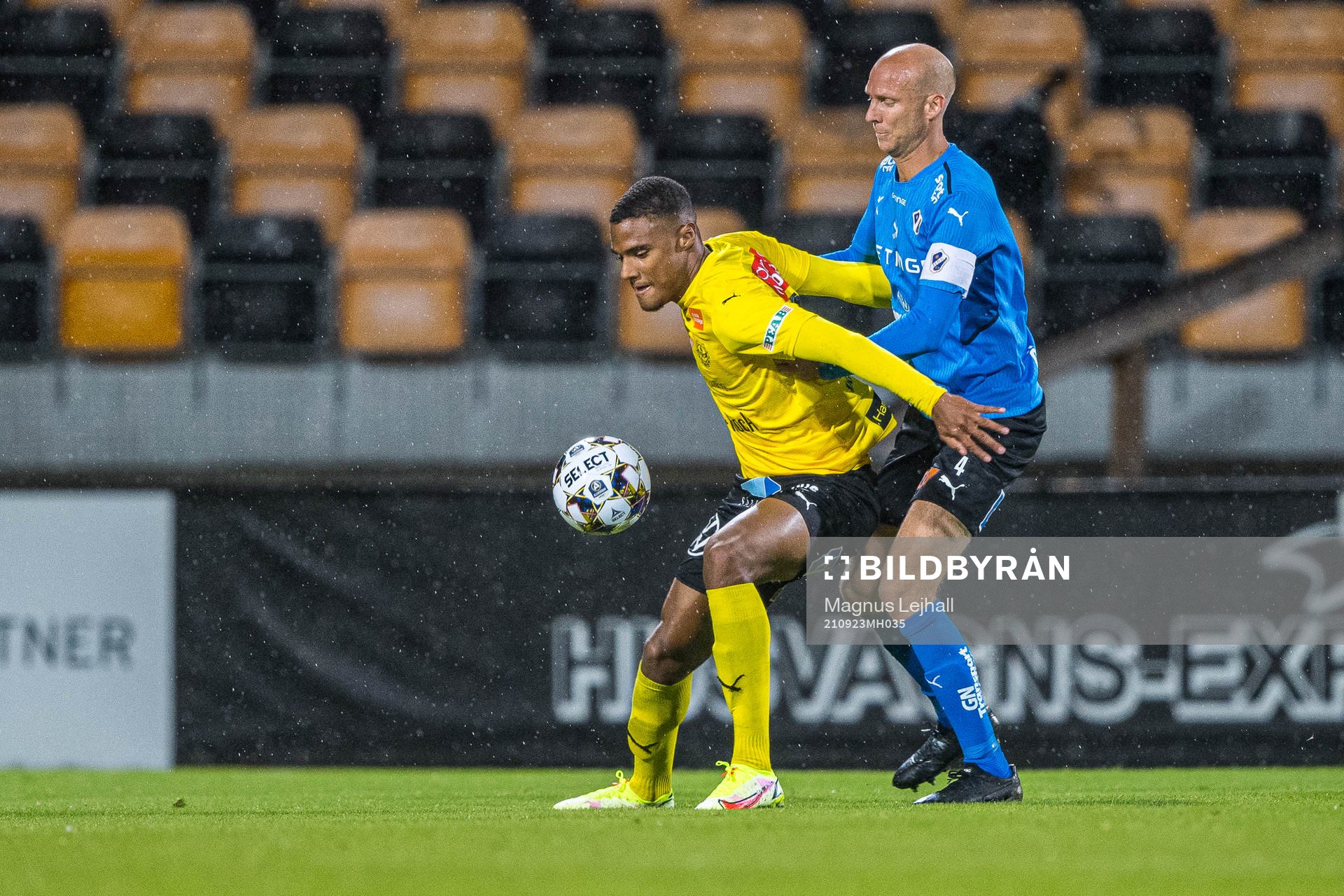 Mjällbys Amin Sarr och Halmstads Andreas Johansson