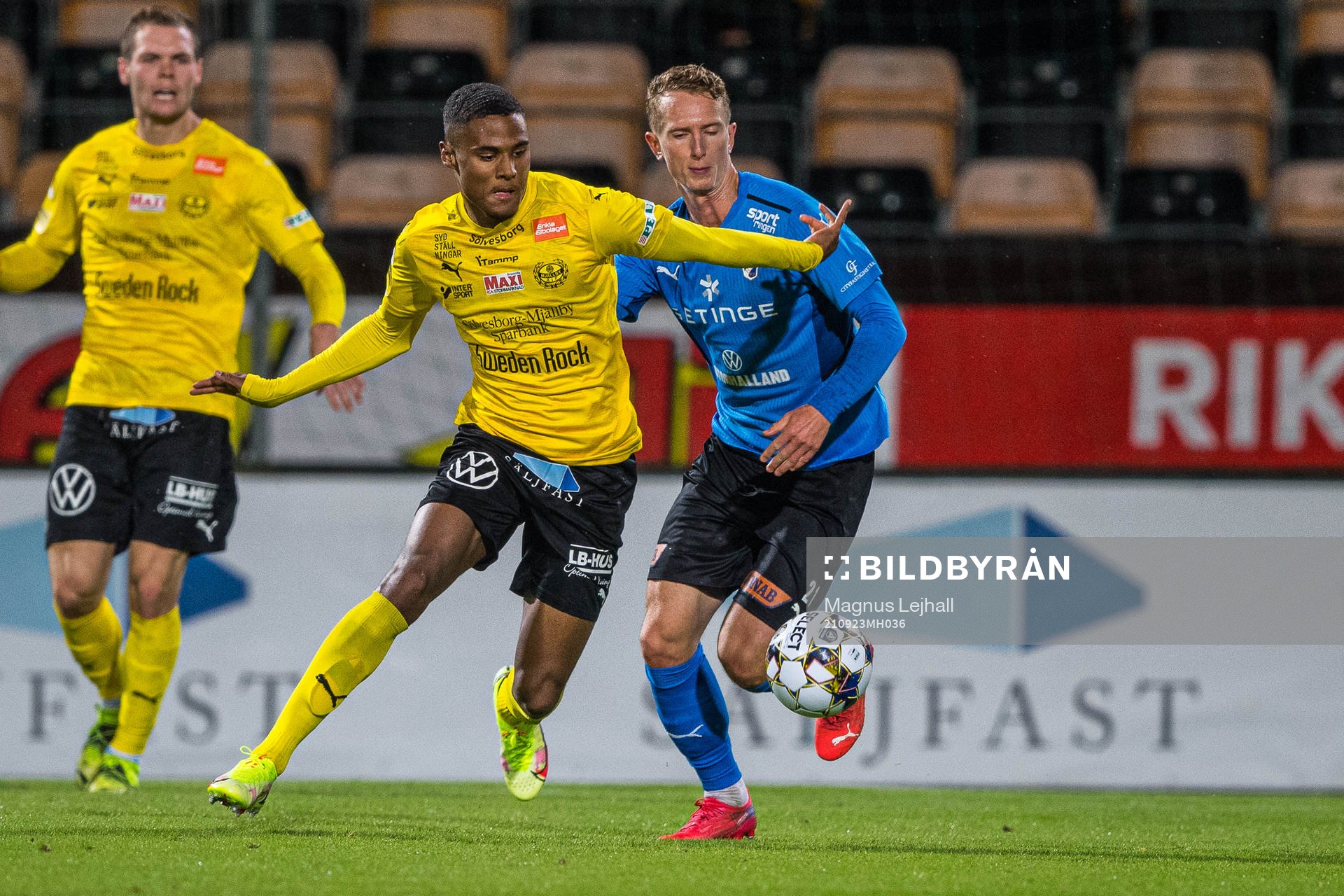 Mjällbys Amin Sarr  och Halmstads Andreas Bengtsson