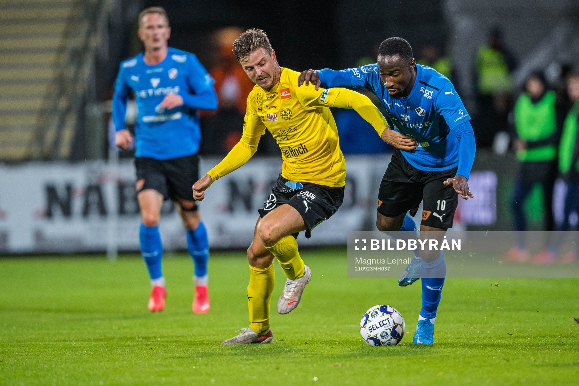 Mjällbys Joel Nilsson  och Halmstads Sadat Karim