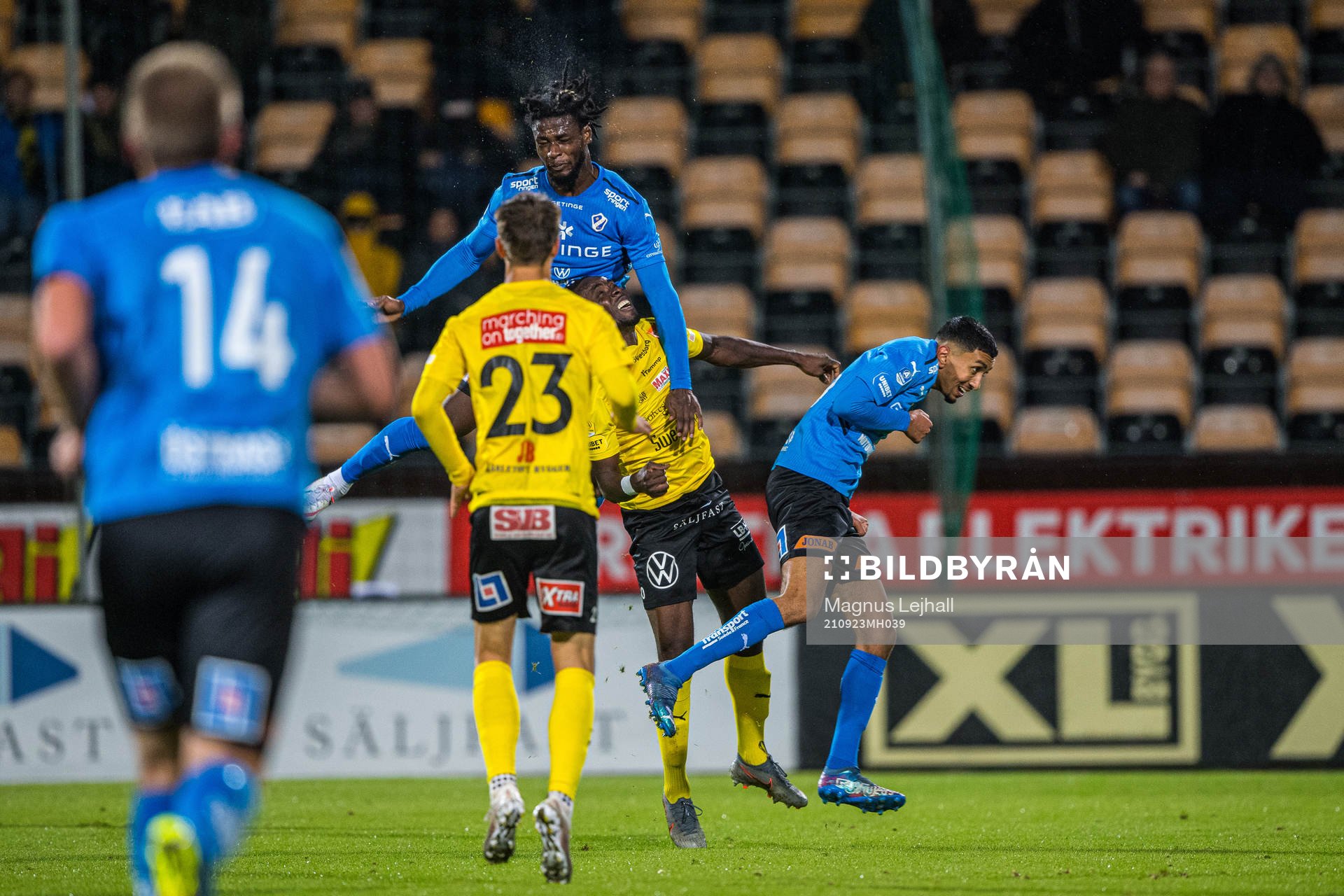Halmstads Joseph Baffo  och Mjällbys +mj50+ i kollision